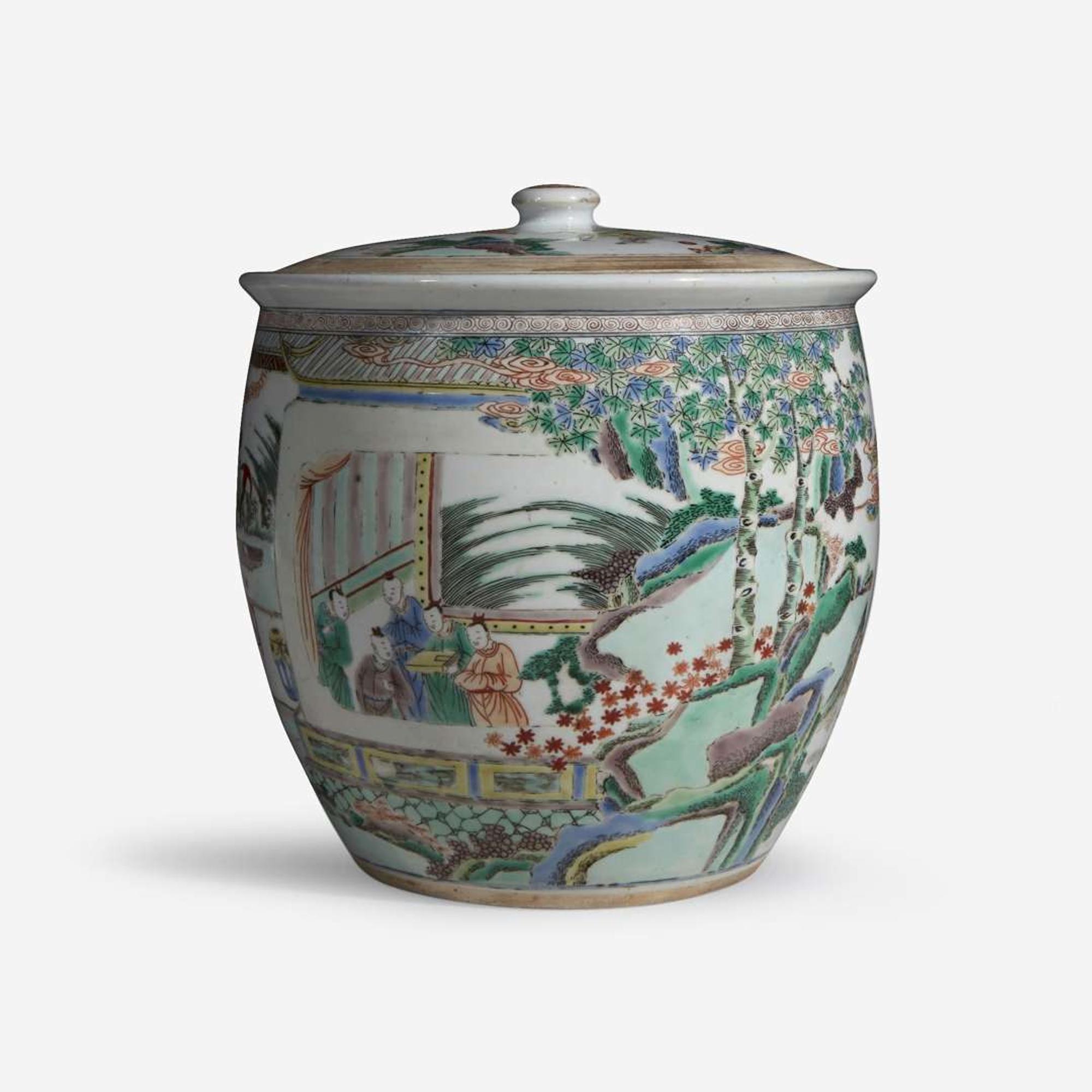 An unusual large Chinese famille verte-decorated porcelain jar and cover 五彩带盖大罐
