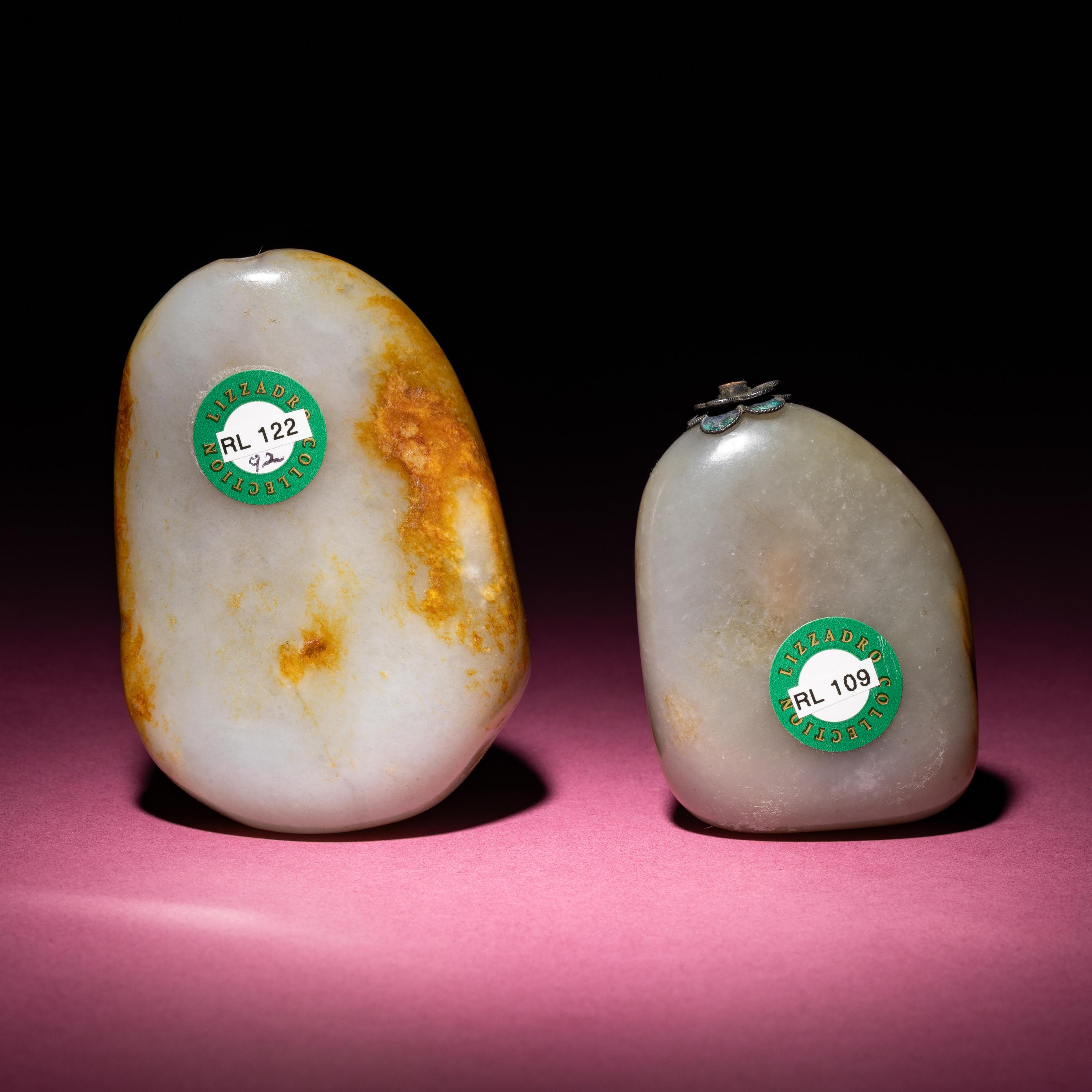Two Chinese Greyish Celadon and Russet Jade Pebble Snuff Bottles, Qing Dynasty — 清 青白玉帶皮素面鼻烟壺兩支