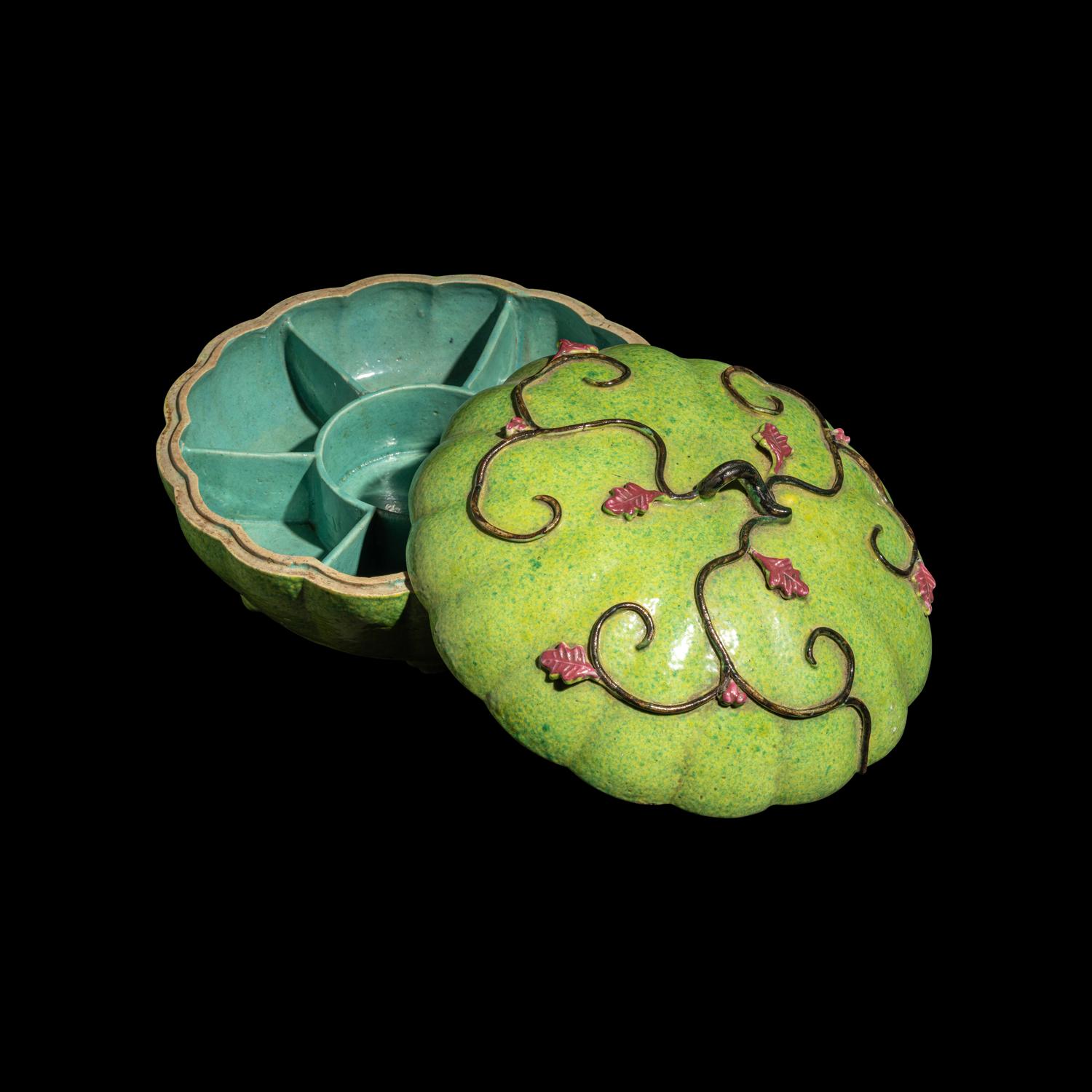 A Chinese Green Ground Famille Rose Porcelain Covered Box and a Famille Rose Planter, Late Qing Dynasty-Early Republic Period 晚清-民國 粉彩四方花盆及綠地瓜棱紋捧盒