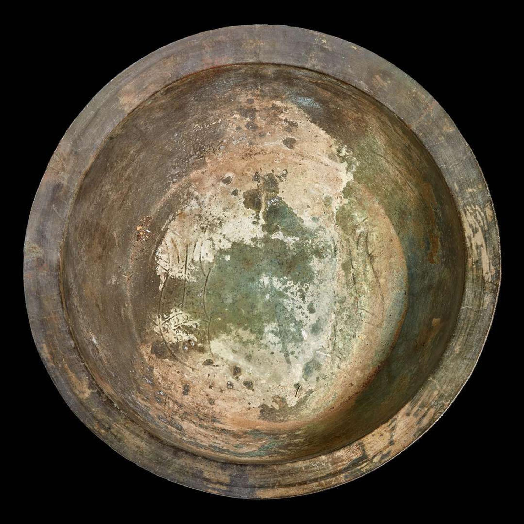 A Vietnamese bronze Thap (Situla) and a bronze basin 越南青銅筒與盆 Dong Son Culture, circa 500 BC to 1st century AD and 100 BC to 300 AD ?? ???500?-??300?