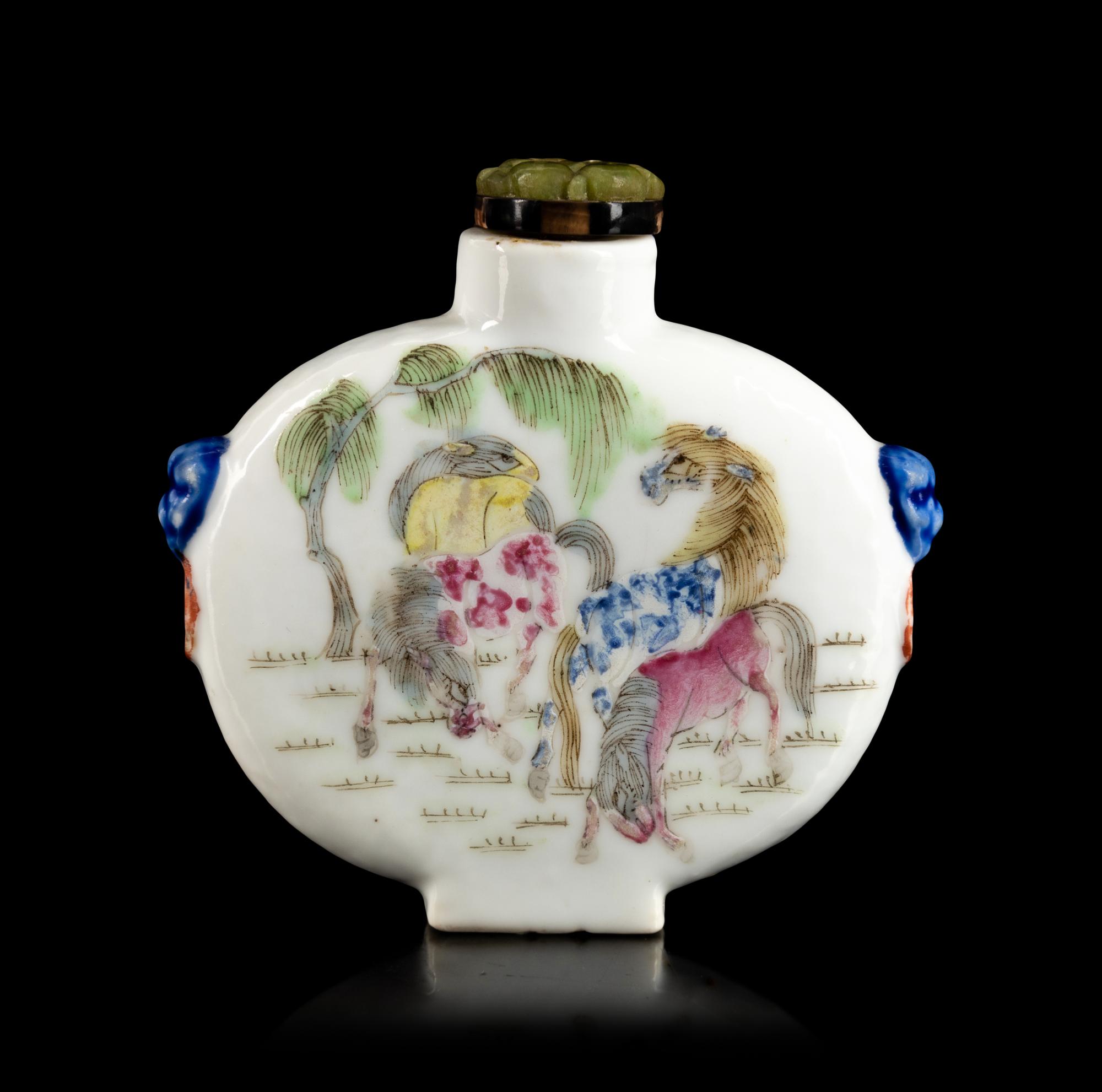 A Chinese Famille Rose Porcelain Snuff Bottle