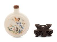A Chinese Famille Rose Porcelain Snuff Bottle