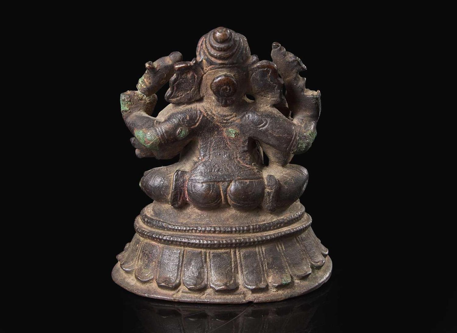 A small South Indian bronze figure of Ganesha seated, 16th/17th century or earlier 南印度象頭神坐像 十六或十七世紀初