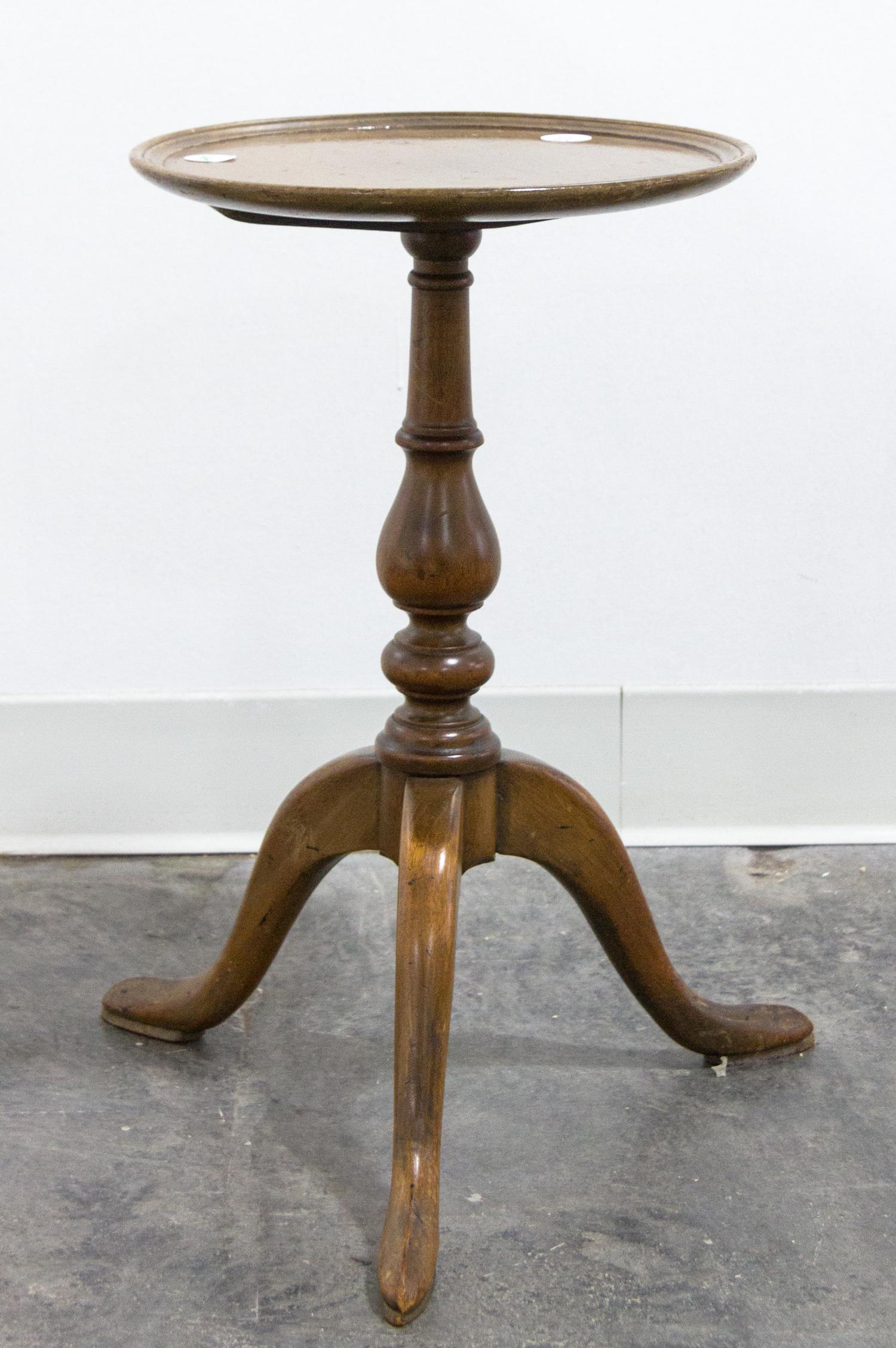 A Georgian Style Walnut Pedestal Table Height 19 1/2 x diameter 11 5/8 inches. — 20TH CENTURY