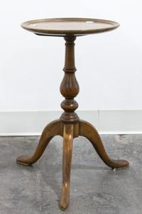 A Georgian Style Walnut Pedestal Table Height 19 1/2 x diameter 11 5/8 inches. — 20TH CENTURY