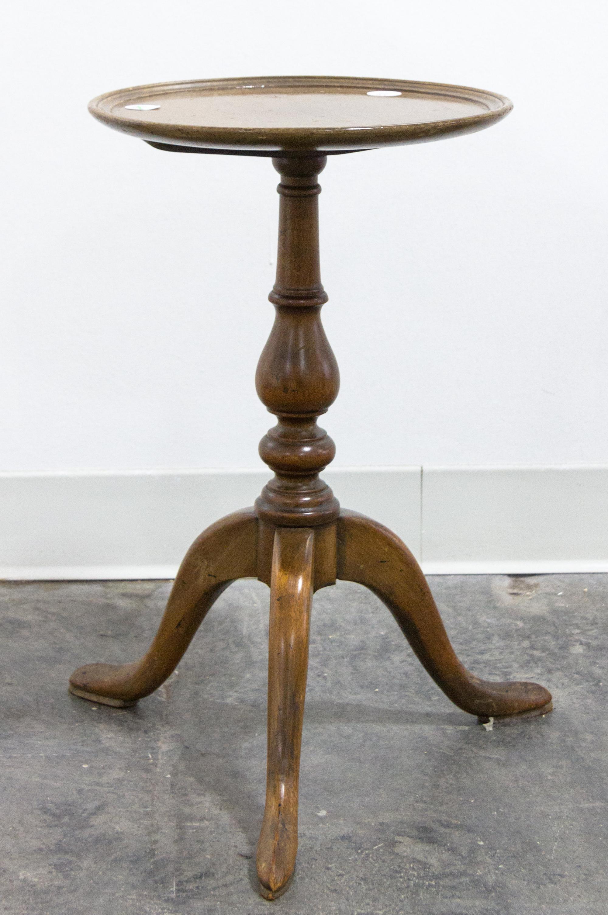 A Georgian Style Walnut Pedestal Table Height 19 1/2 x diameter 11 5/8 inches. — 20TH CENTURY