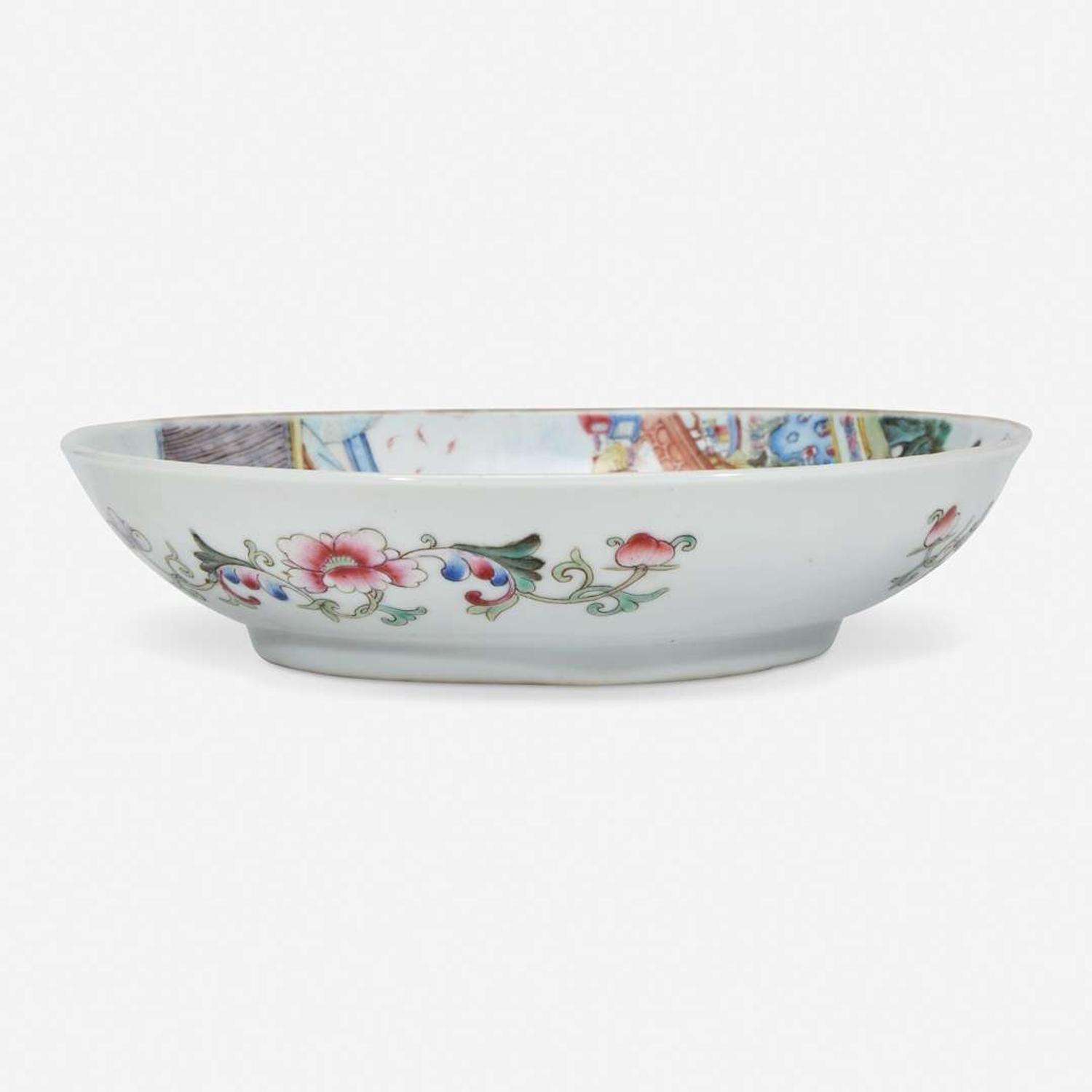 A Chinese famille rose-decorated porcelain small dish 粉彩人物小盘