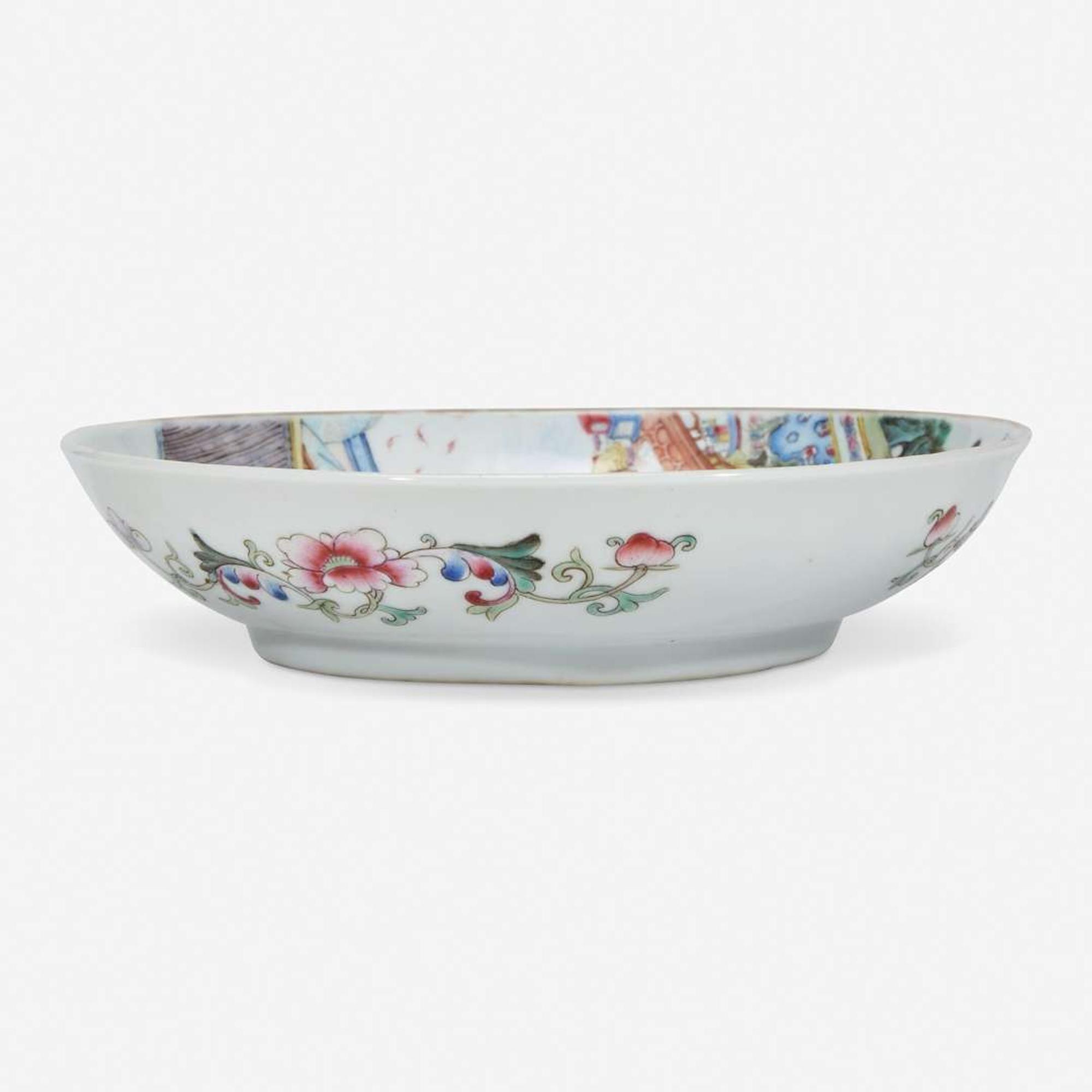 A Chinese famille rose-decorated porcelain small dish 粉彩人物小盘