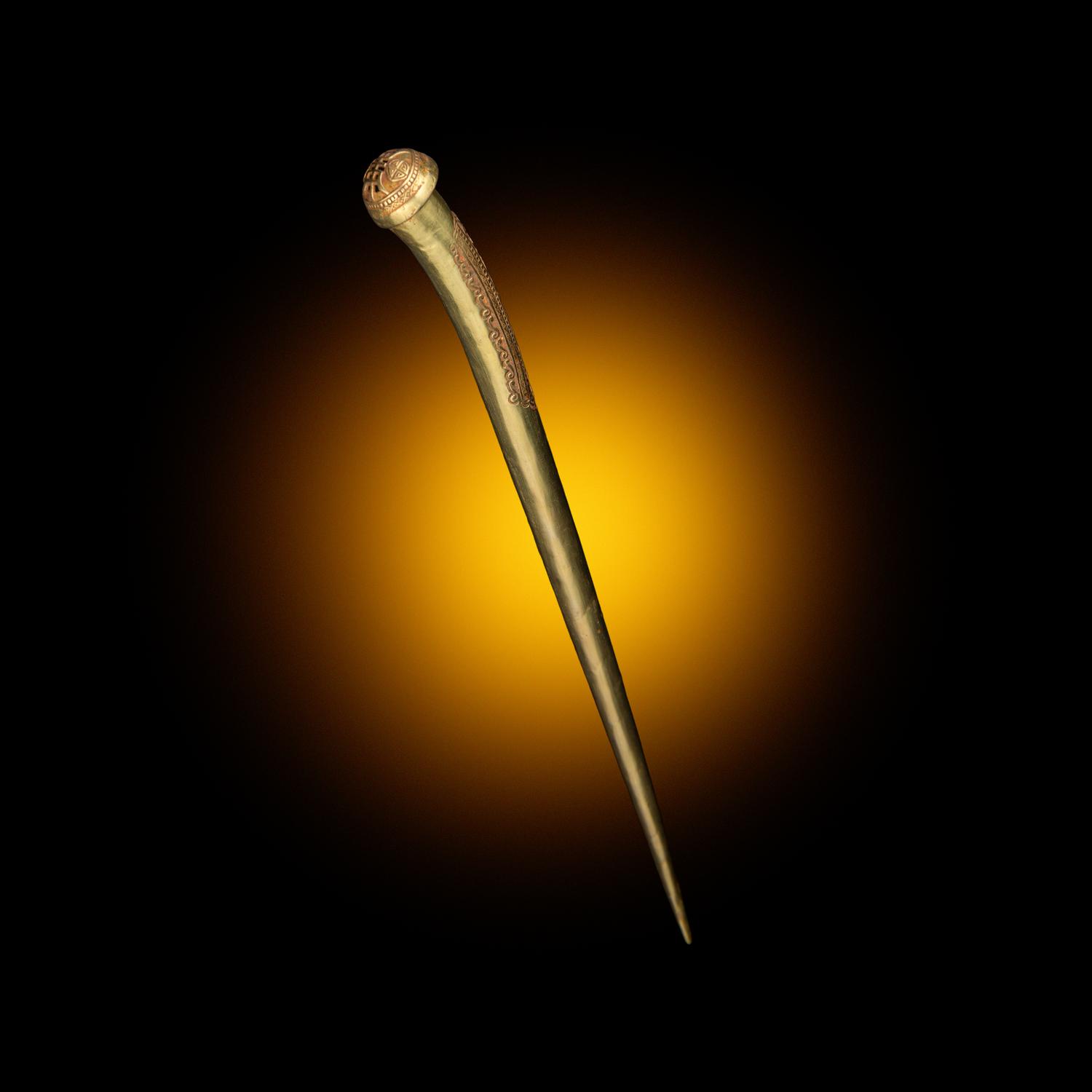 A Chinese Gold 'Longevity' Hairpin, Tongzan, Late Ming Dynasty 明晚期 滇式壽字紋金長簪
