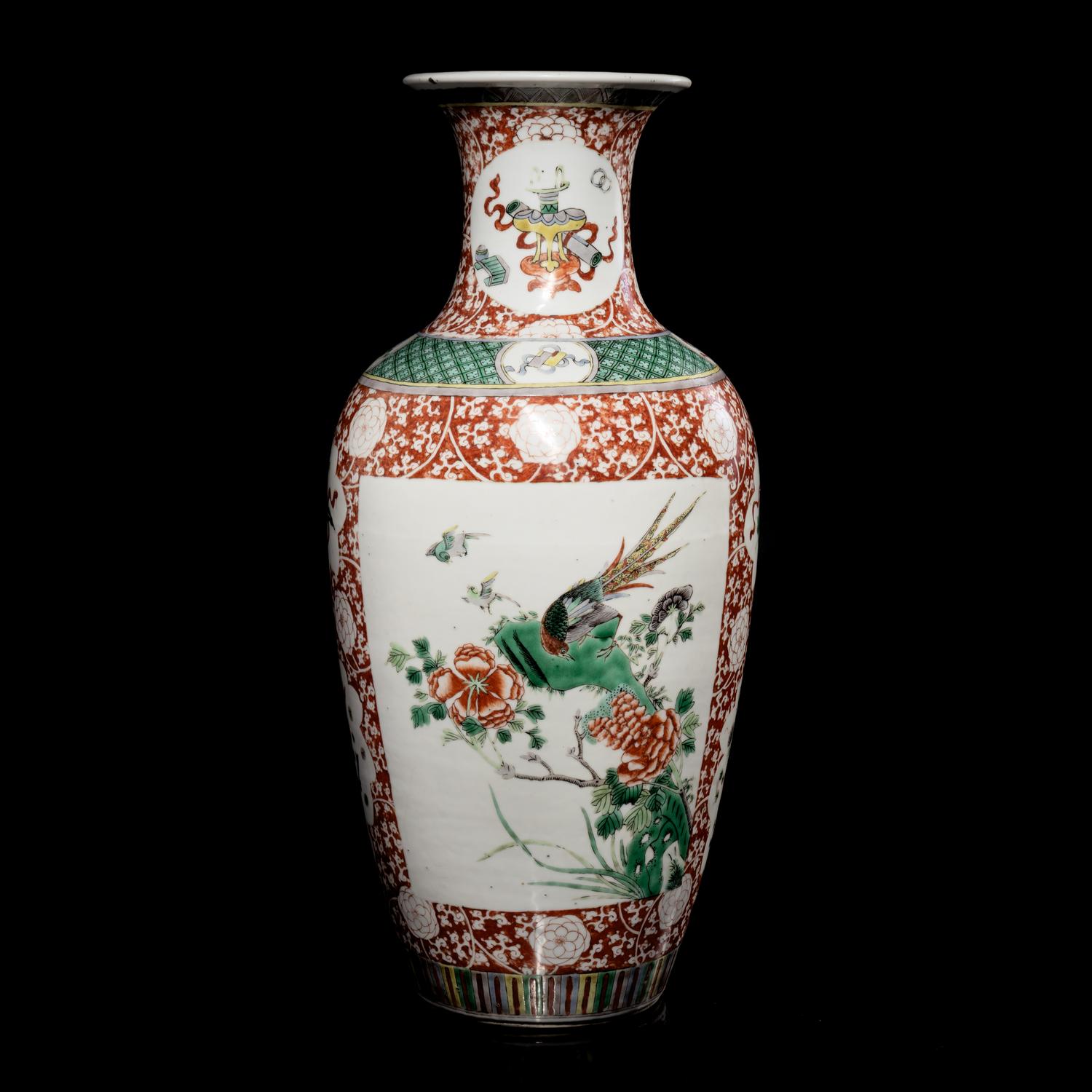 A Chinese Famille Rose 'Lotus' Porcelain Vase, Late 19th-20th Century 晚清-民國 粉彩一路蓮科賞瓶