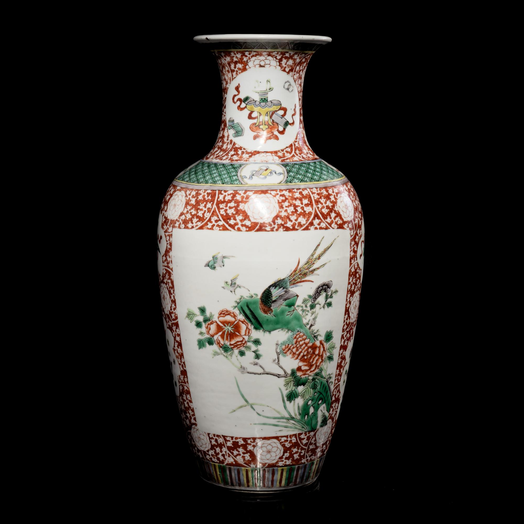 A Chinese Famille Rose 'Lotus' Porcelain Vase, Late 19th-20th Century 晚清-民國 粉彩一路蓮科賞瓶