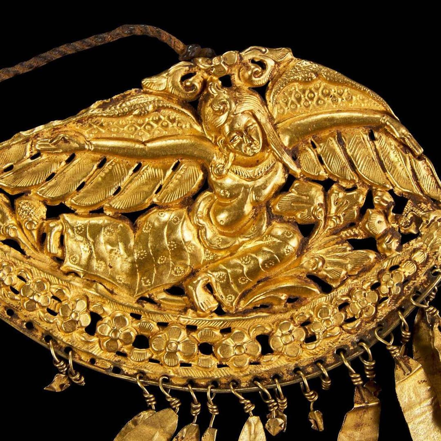 A pair of Asian gold repoussé plaques 錾刻金牌饰一对