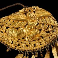 A pair of Asian gold repoussé plaques 錾刻金牌饰一对