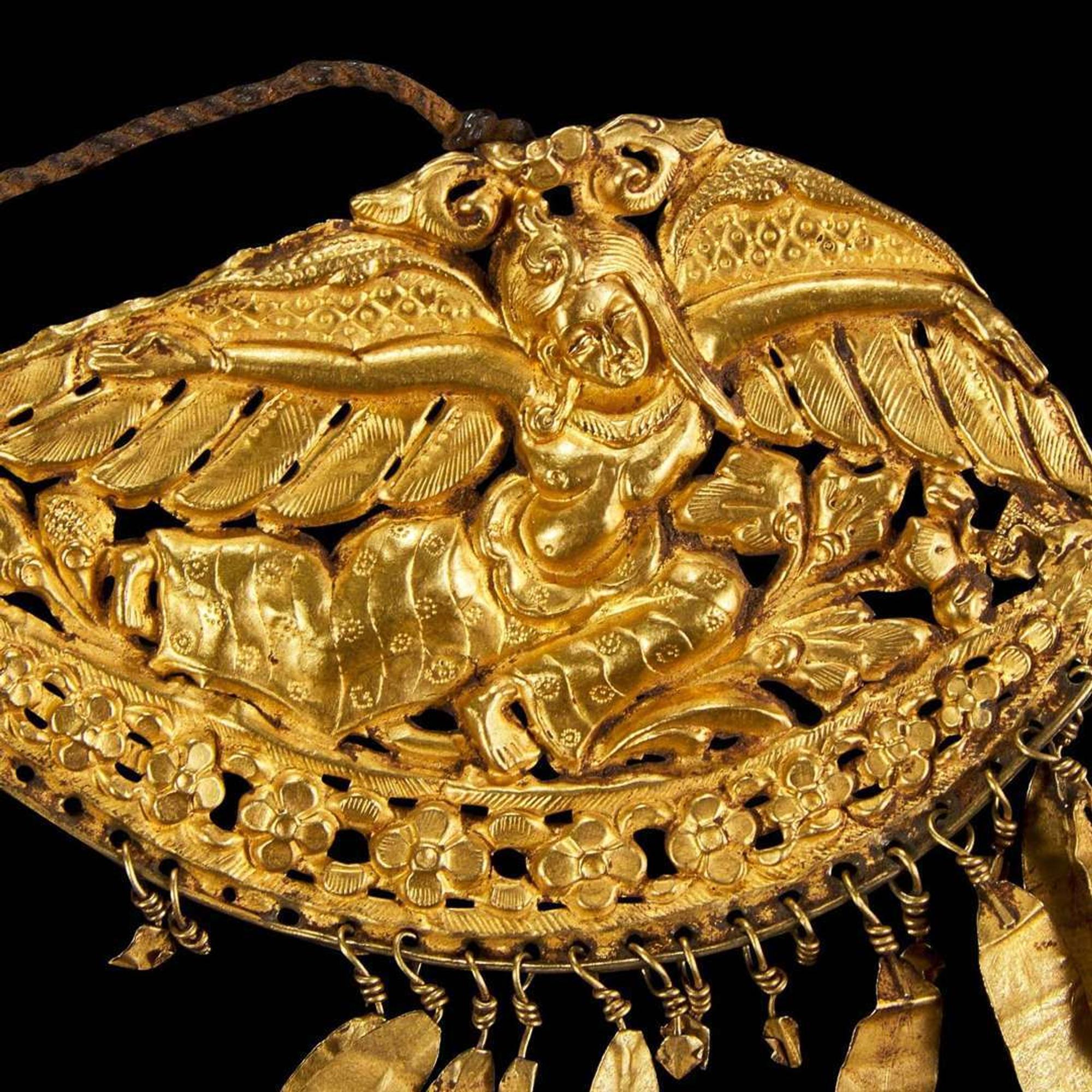 A pair of Asian gold repoussé plaques 錾刻金牌饰一对