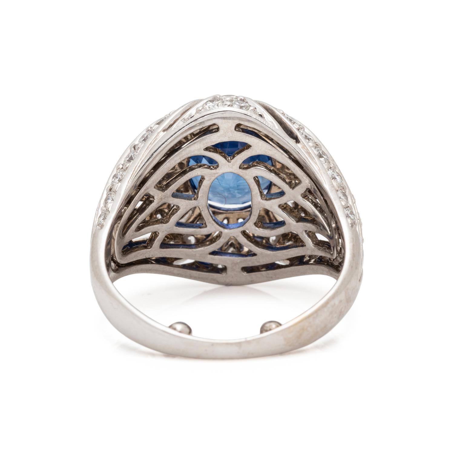WHITE GOLD, SAPPHIRE AND DIAMOND RING