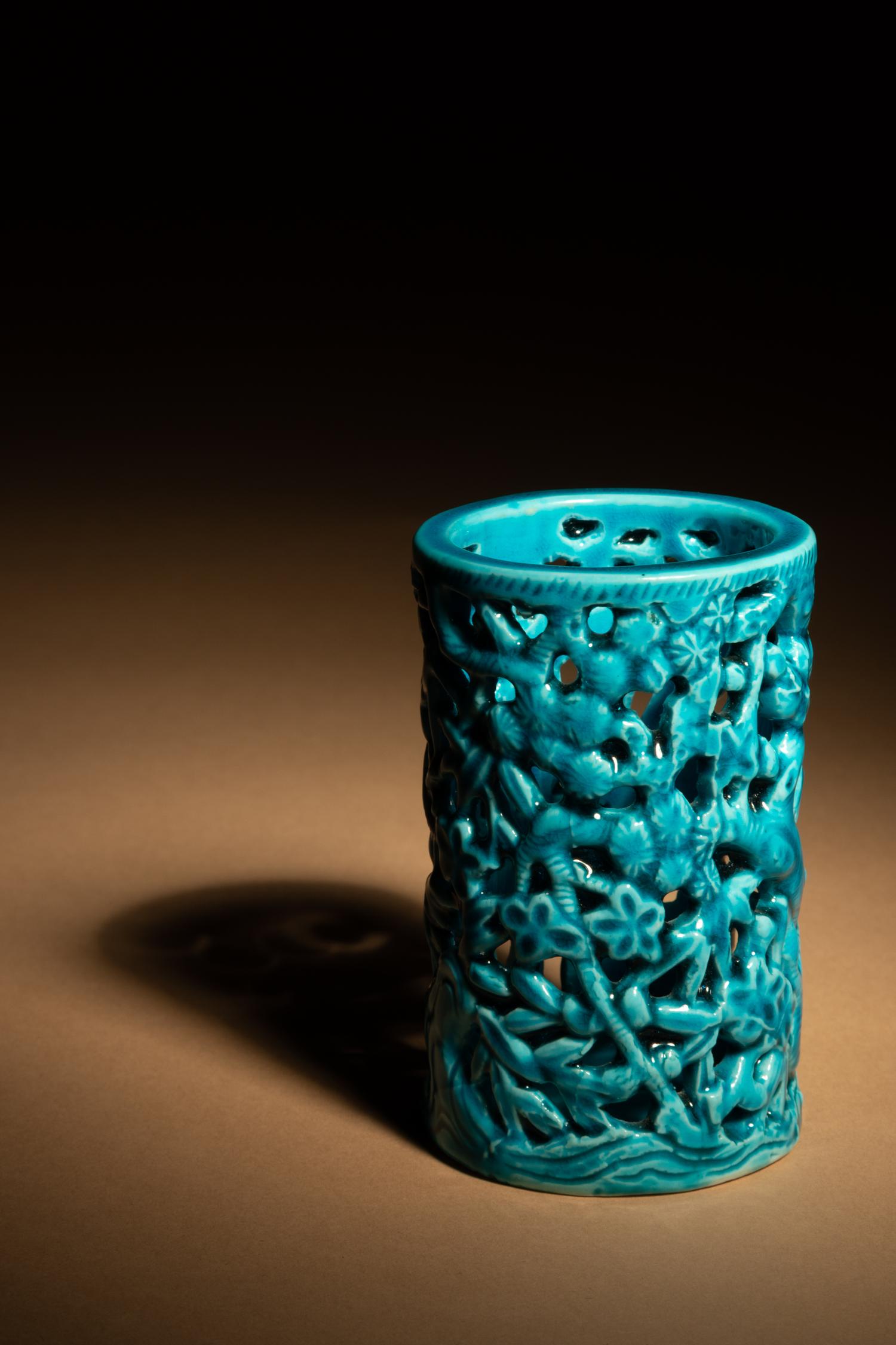 A Turquoise Glazed Porcelain Brushpot, Bitong