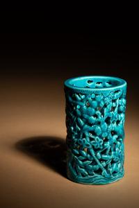 A Turquoise Glazed Porcelain Brushpot, Bitong