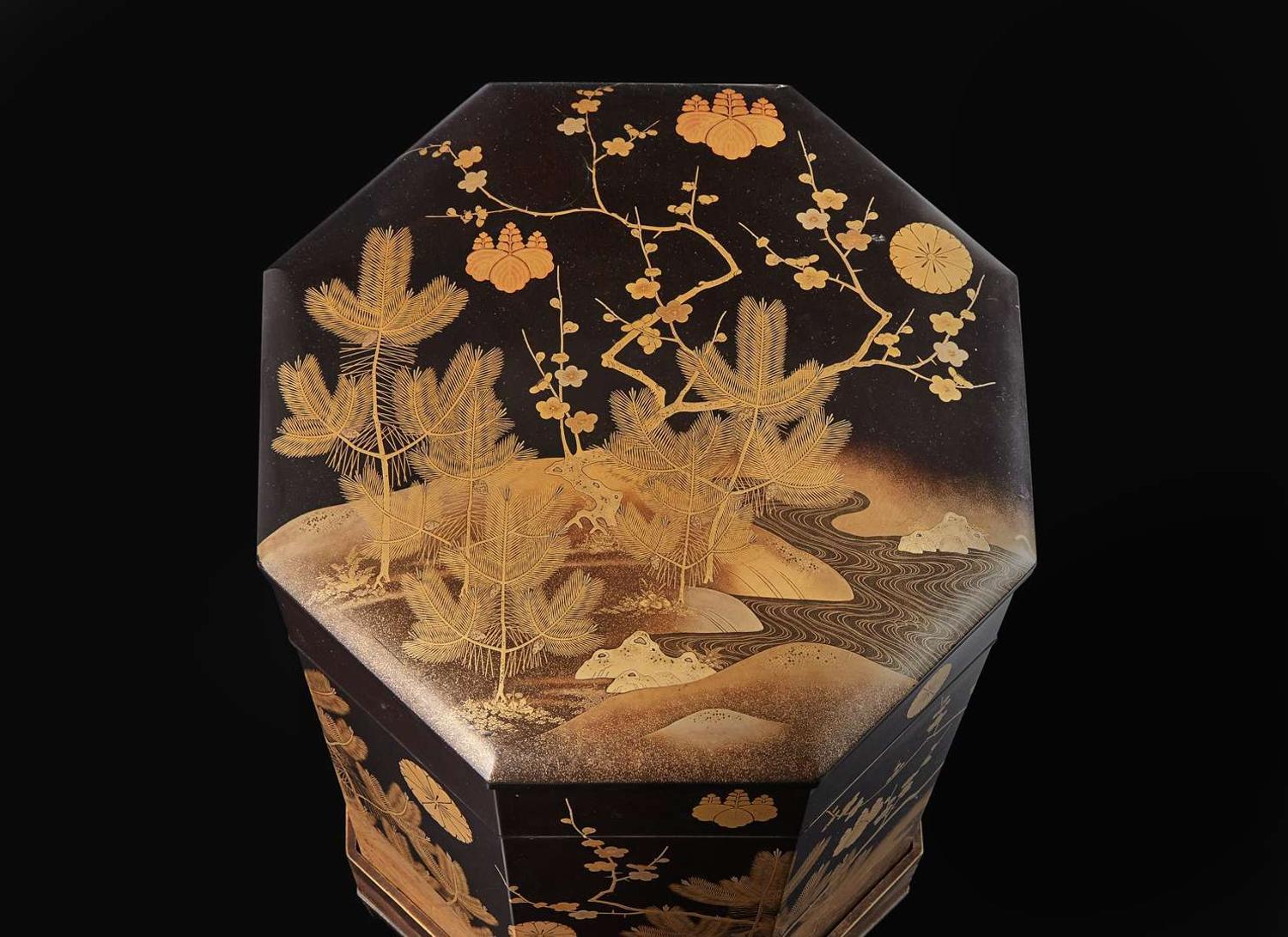 A finely-decorated Japanese lacquer shell game box and stand, Kaioke, Edo period, 18th/19th century 日本漆器盒子及架子 江戶 十八或十九世紀