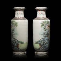 A Pair of Chinese Famille Rose 'The Three Visits to the Thatched Cottage' Porcelain Vases by Wang Xiliang (1922-2023) — 王錫良（1922-2023）1946年繪粉彩三顧茅廬棒槌瓶一對