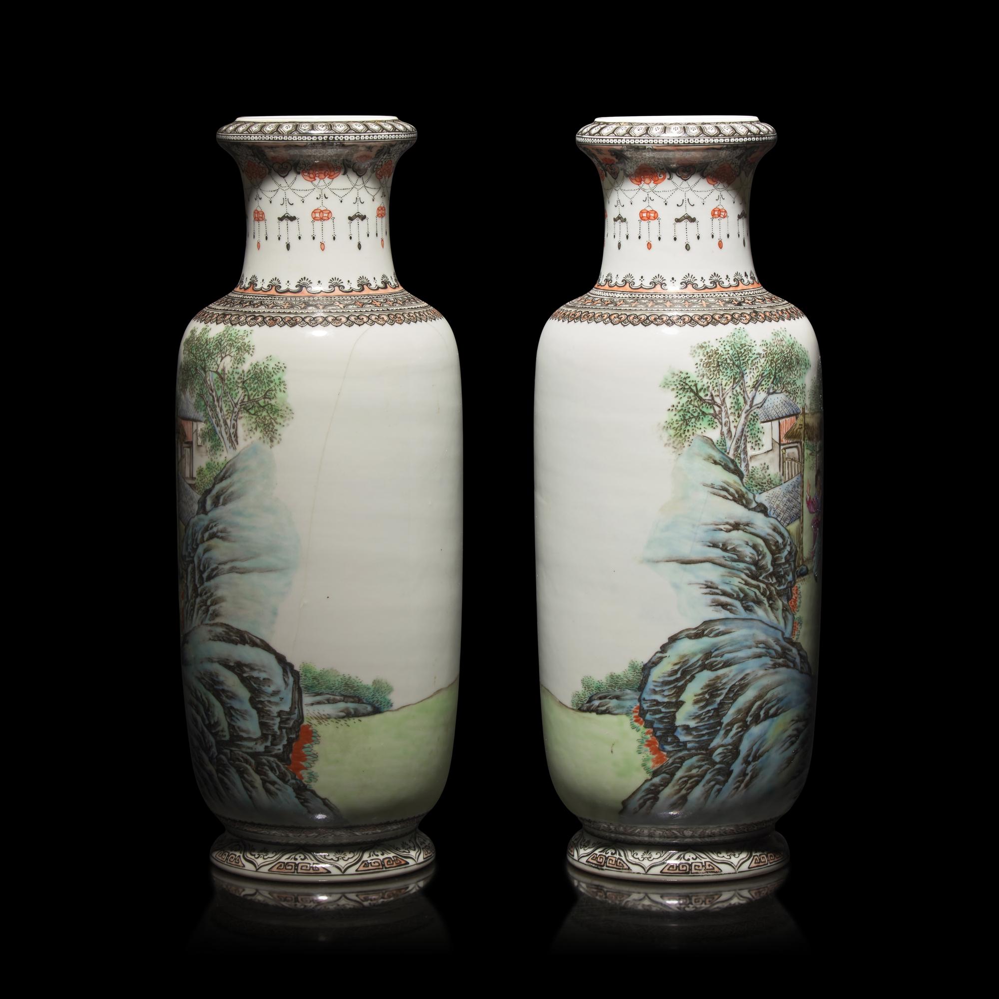 A Pair of Chinese Famille Rose 'The Three Visits to the Thatched Cottage' Porcelain Vases by Wang Xiliang (1922-2023) — 王錫良（1922-2023）1946年繪粉彩三顧茅廬棒槌瓶一對