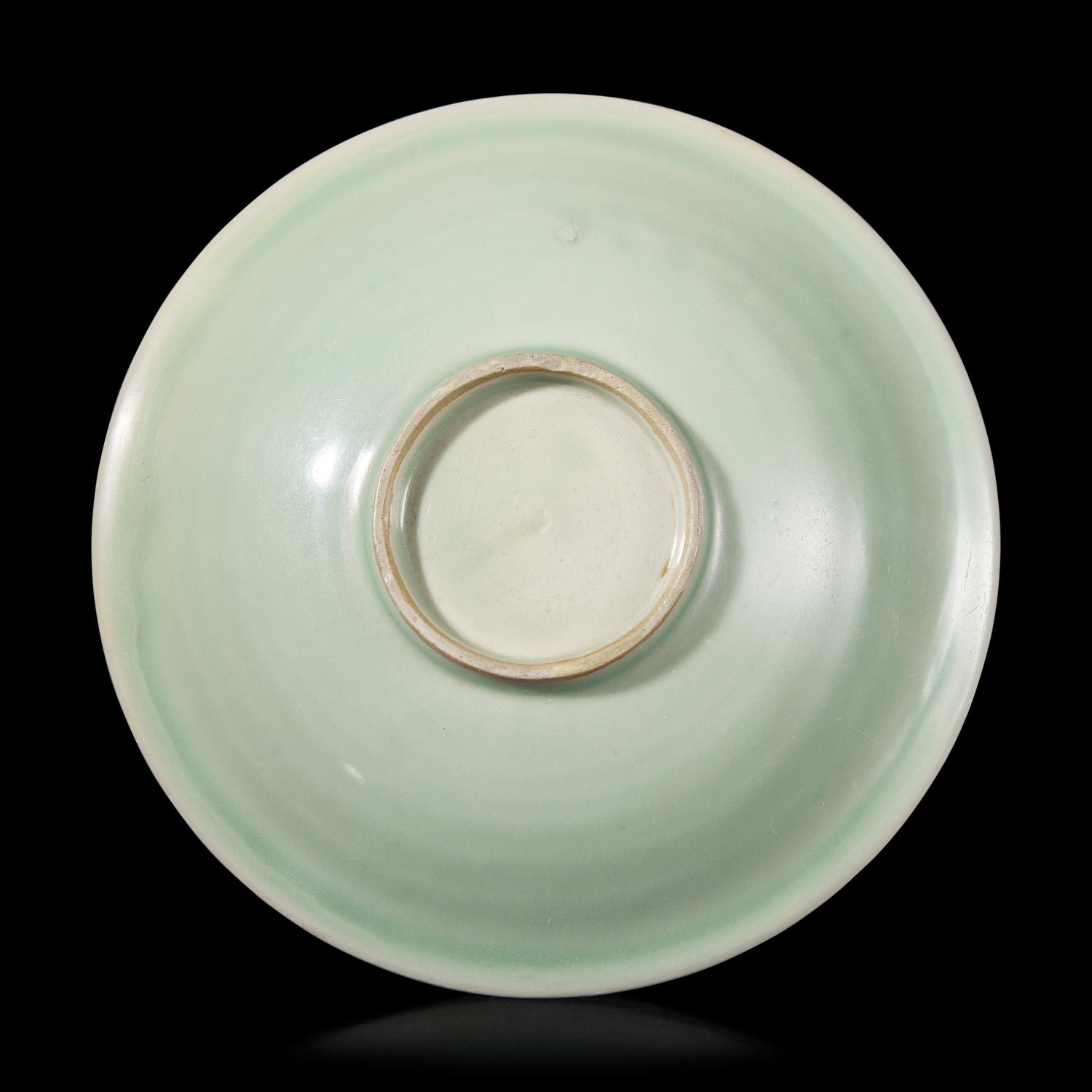 A Chinese Longquan Celadon Glazed Dish, 13th/14th Century 宋/元 龍泉窯梅子青釉碟