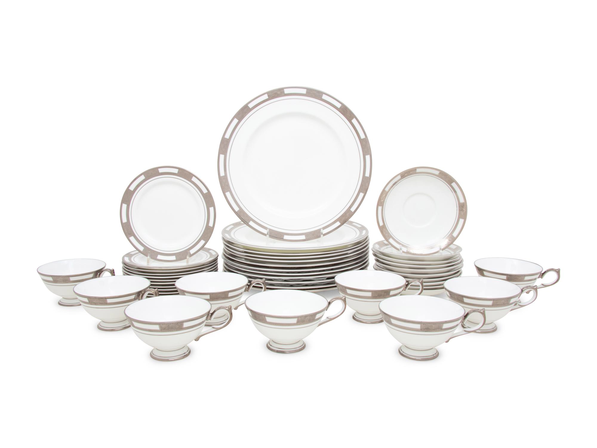 An Aynsley Porcelain Dinner Service