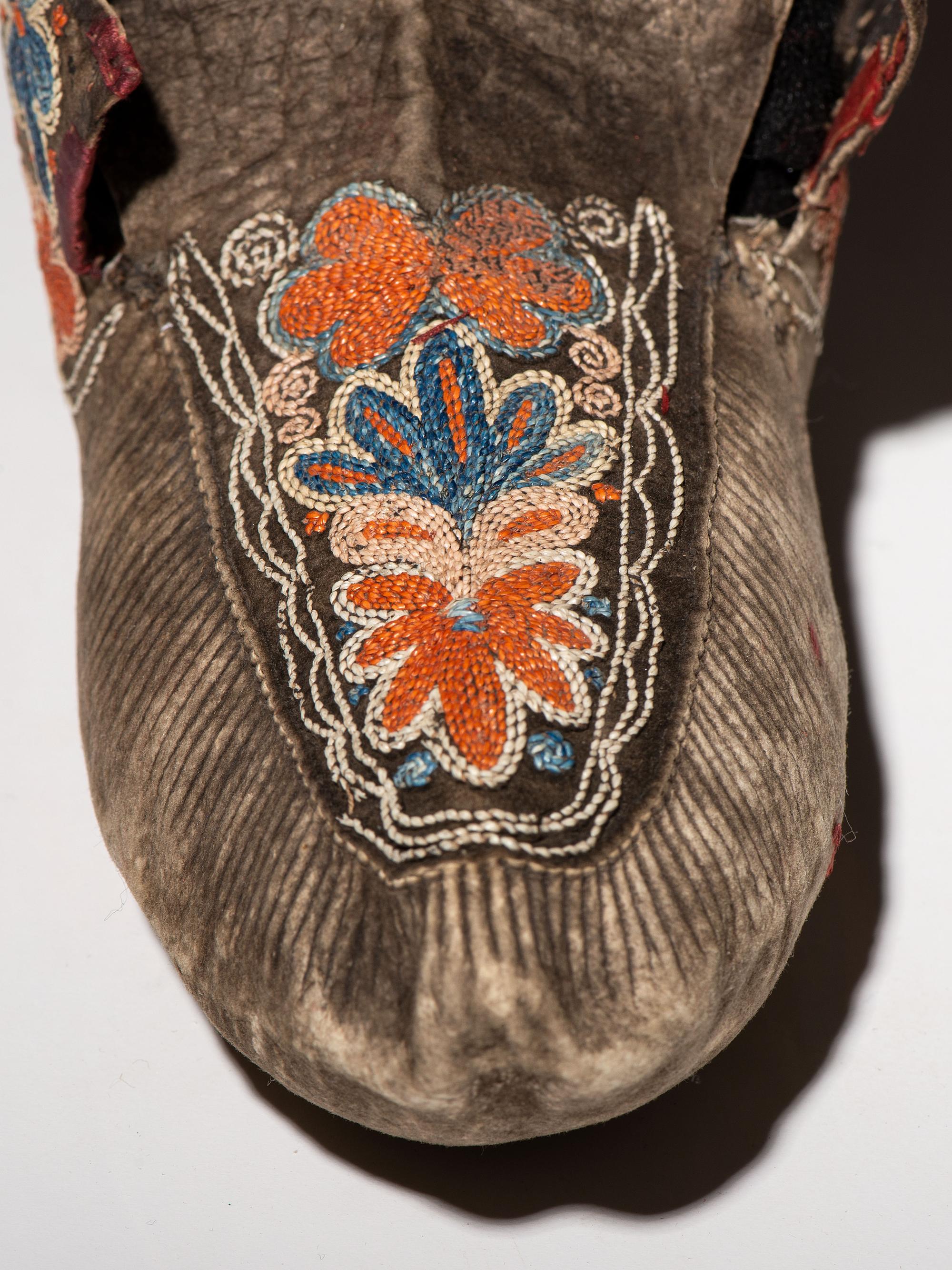Huron Black-tanned Quilled Moccasin, Single