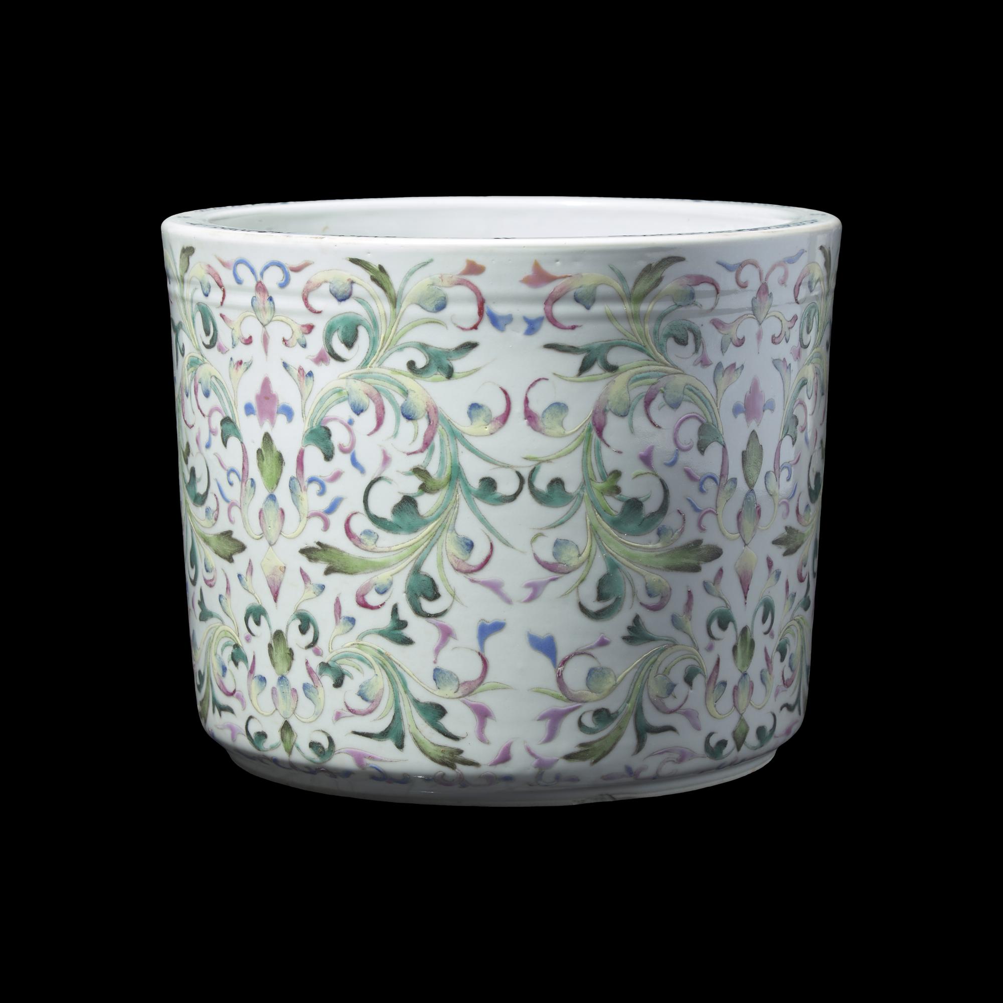 A Large Chinese Famille Rose Porcelain Brushpot, Bitong, Late Qing/Republic Period 晚清/民國 粉彩纏枝花卉紋筆筒