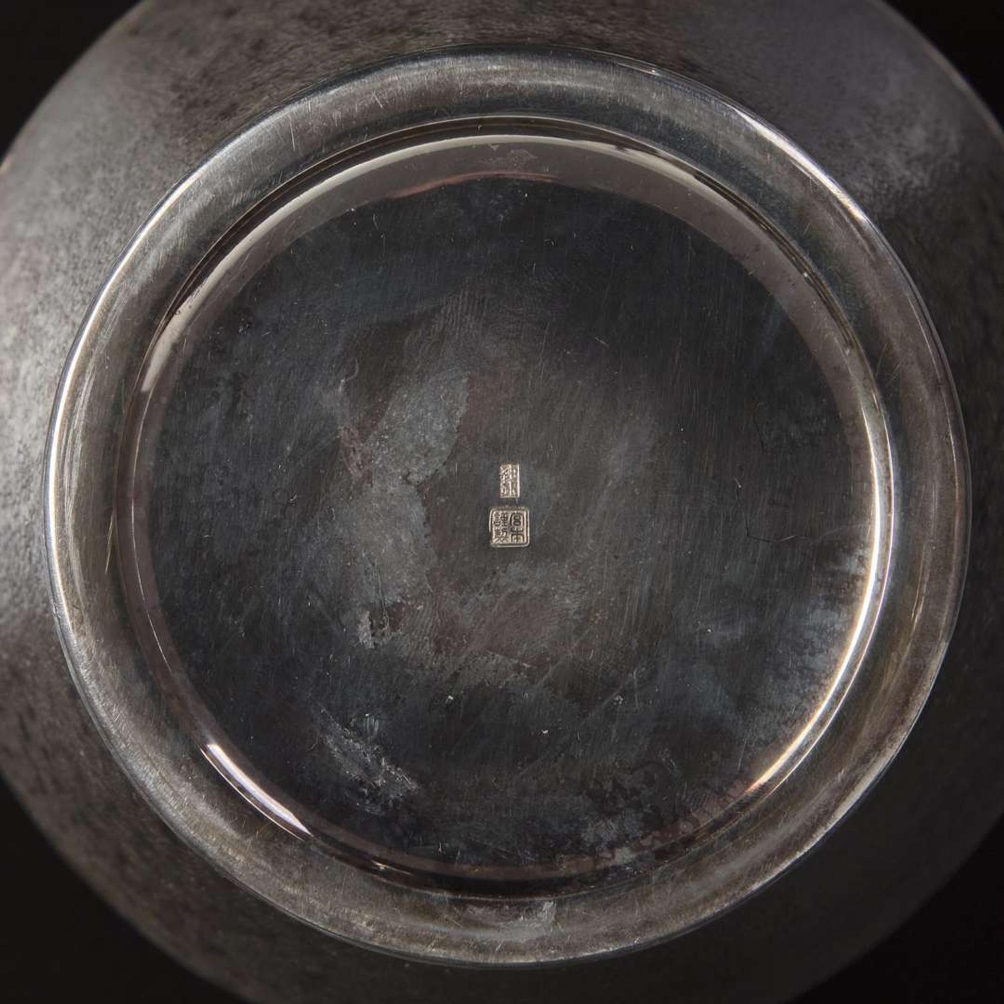 A Japanese silver and mixed metal vase with wood stand, Miyamoto Kinsei 日本银质合金花瓶以及木底座