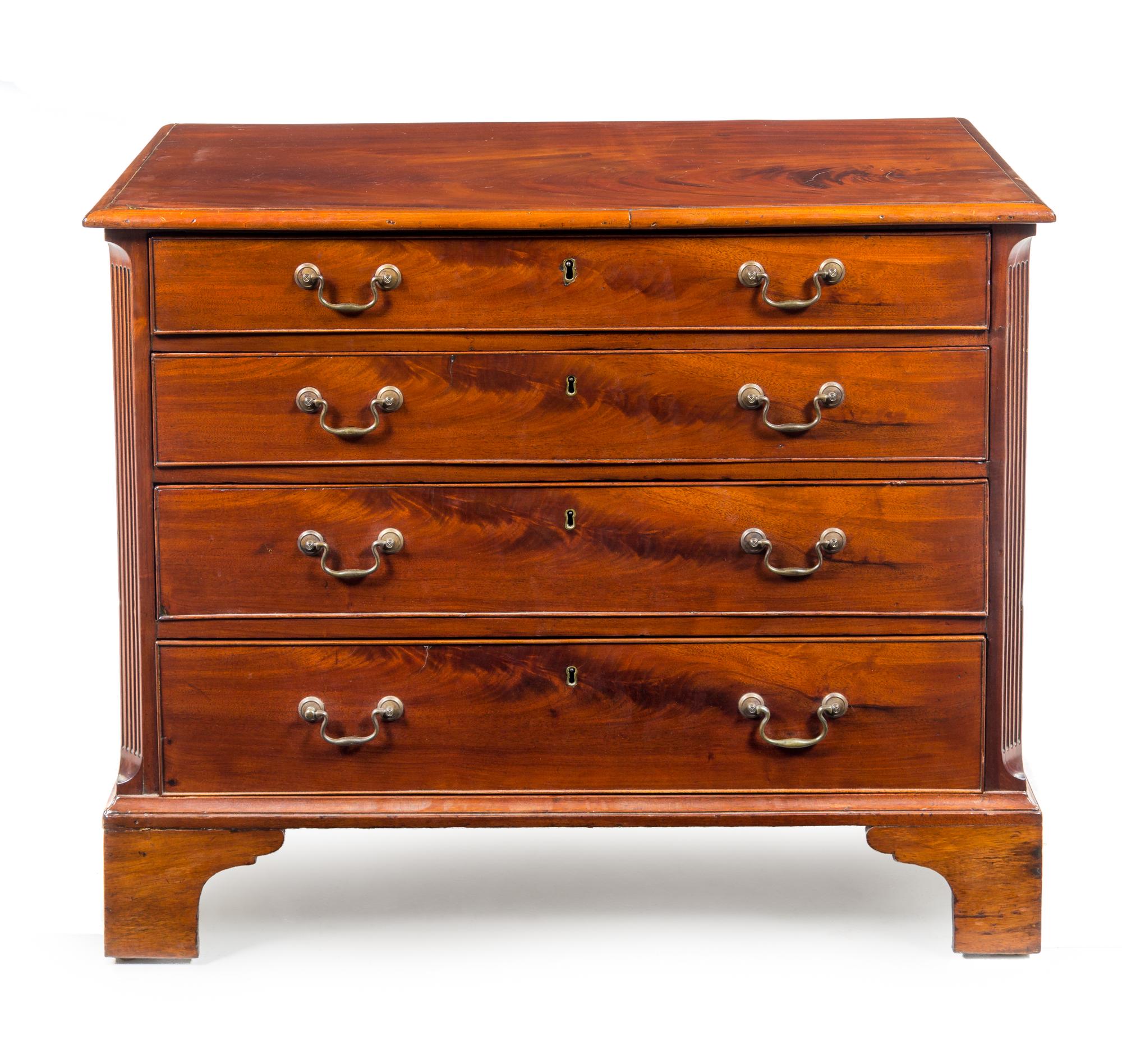 A George III Style Mahogany Chest of Drawers Height 30 x width 37 1/4 x depth 19 1/4 inches. — 19TH CENTURY