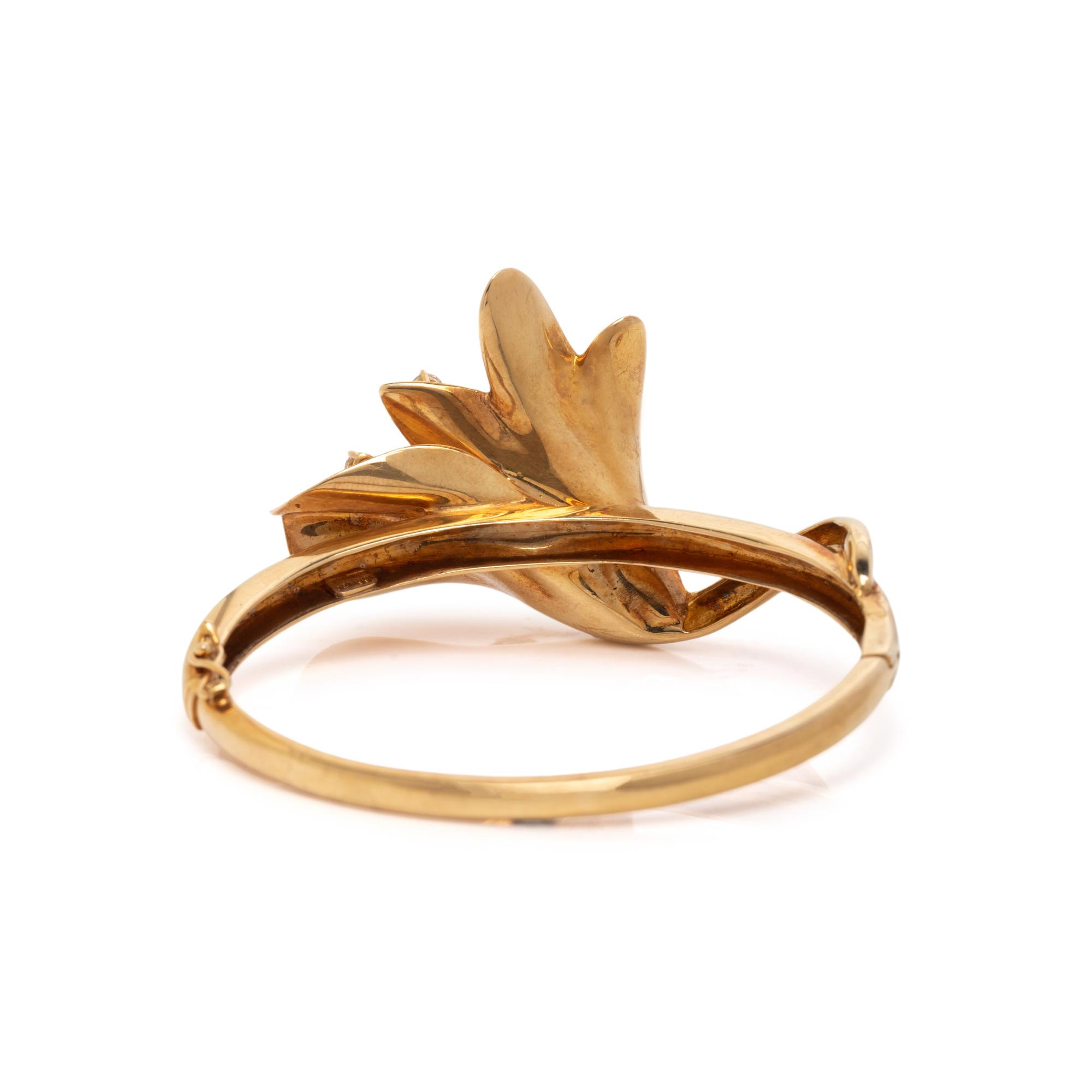 YELLOW GOLD AND DIAMOND FLOWER MOTIF NECKLACE AND BRACELET