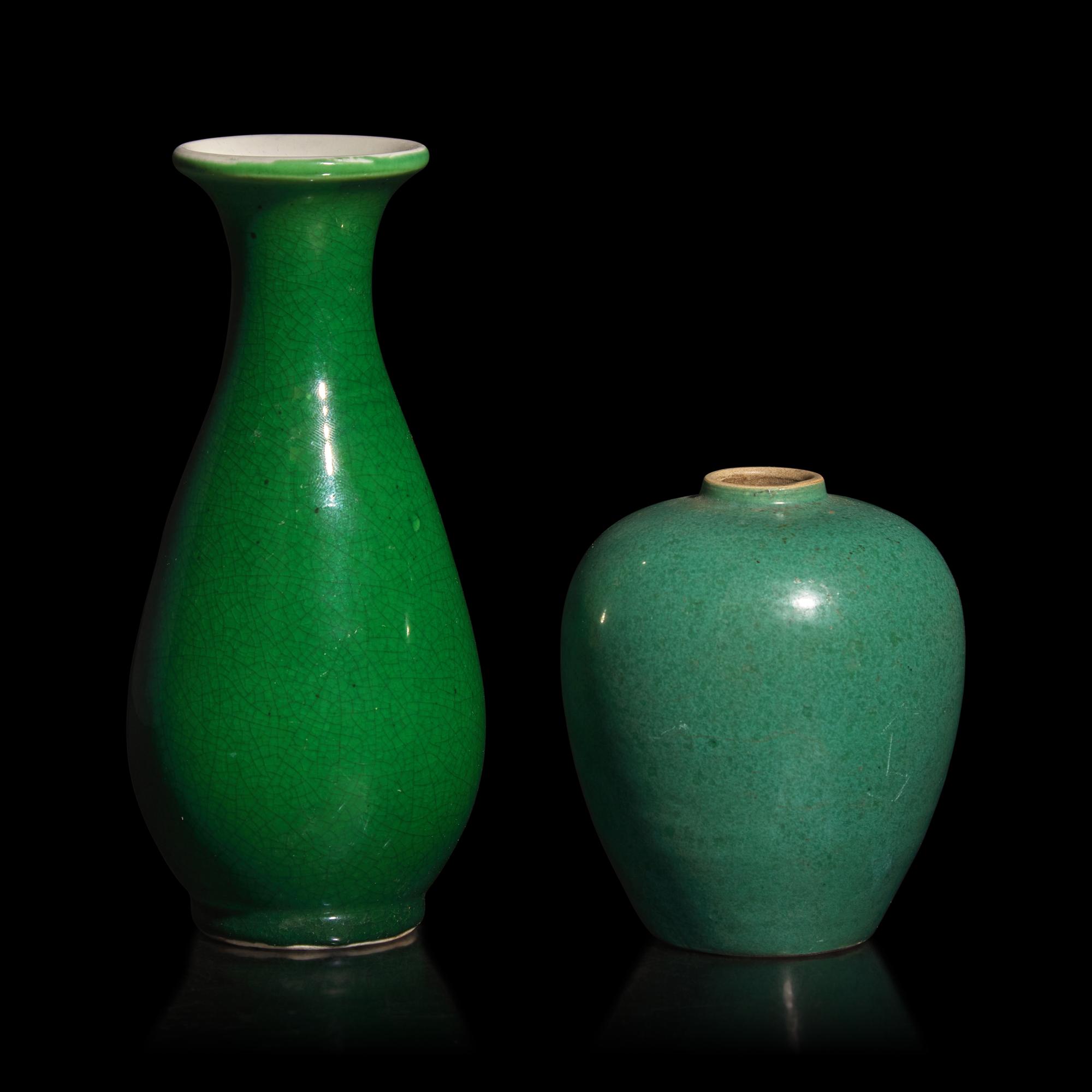 Two Chinese Green Glazed Porcelain Vessels, 19th Century — 清晚期 綠釉瓶罐一組兩件