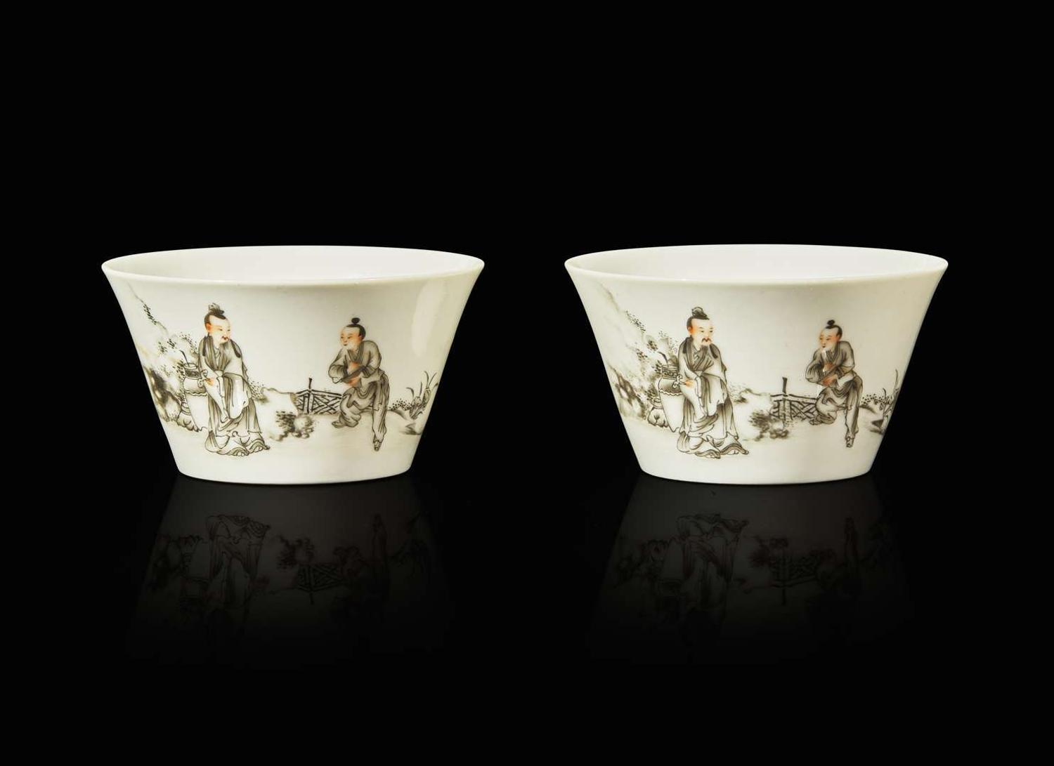 A pair of Chinese grisaille decorated porcelain cups 墨彩小盞一對