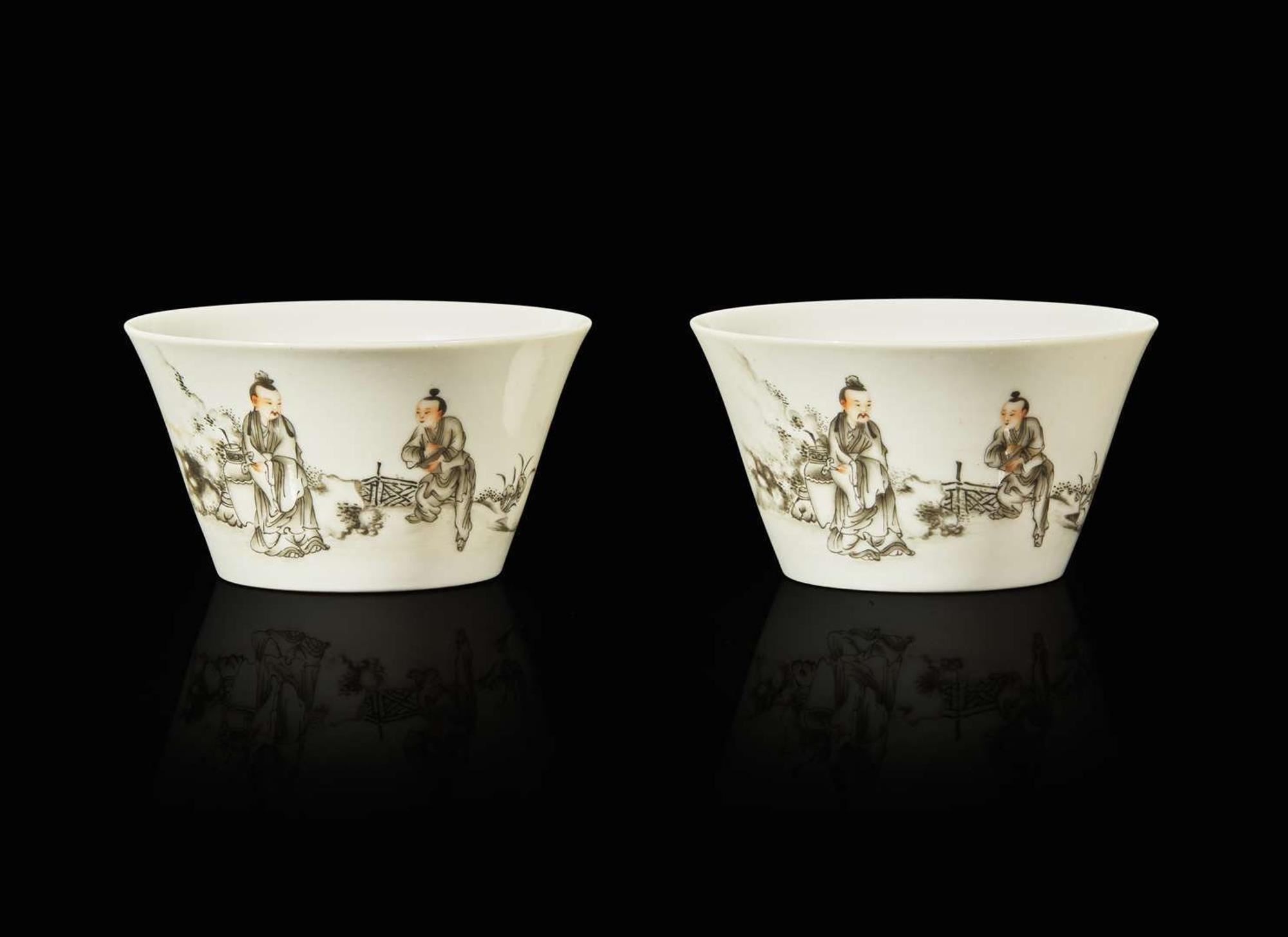 A pair of Chinese grisaille decorated porcelain cups 墨彩小盞一對
