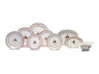 A Chinese Export Porcelain Dinner Service