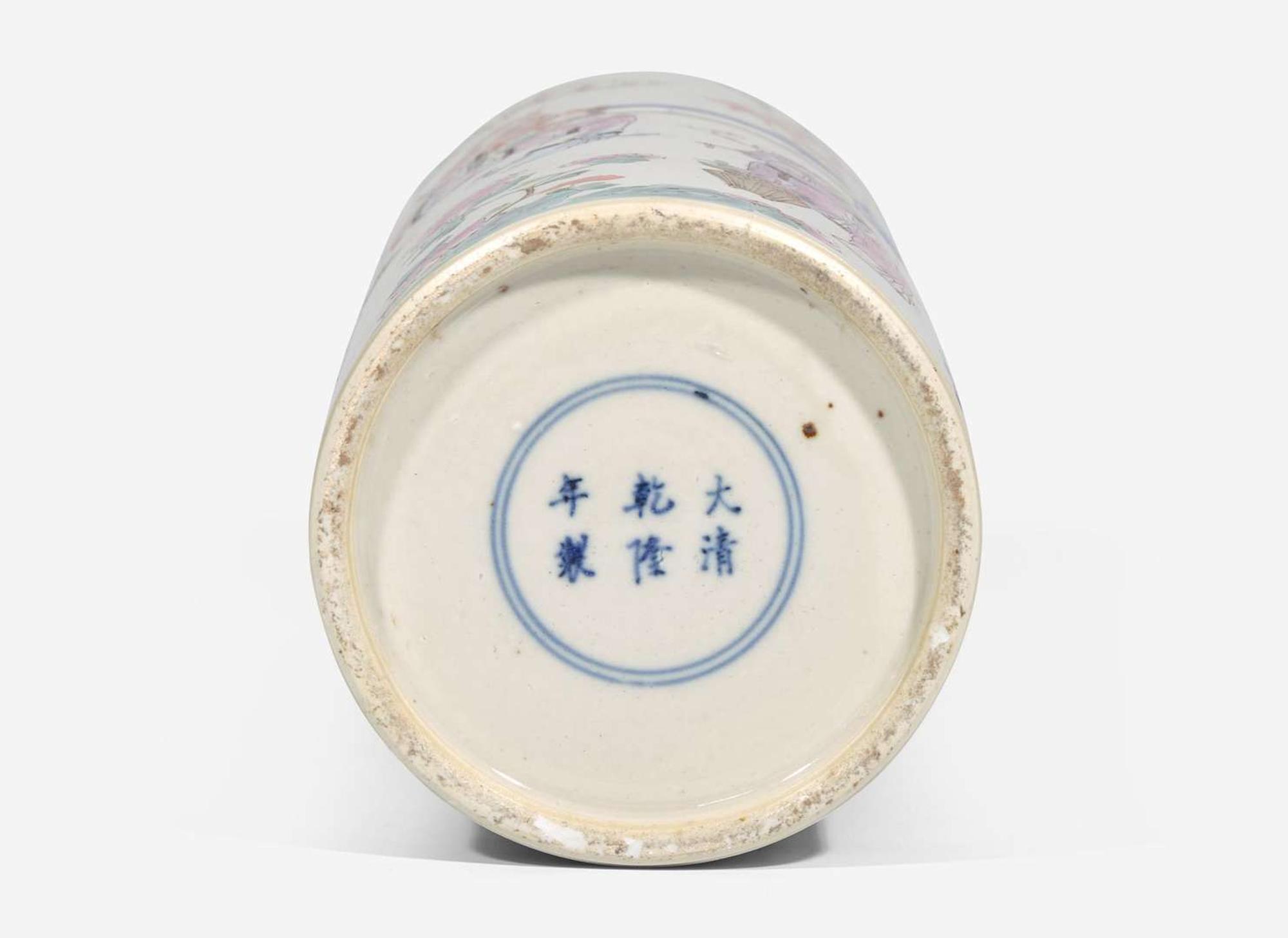 A Chinese famille rose-decorated cylindrical vase 粉彩花樽