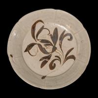 A Chinese Cizhou 'Floral' Dish, Jin/Yuan Dynasty 金或元 磁州窰白釉褐彩花卉碟