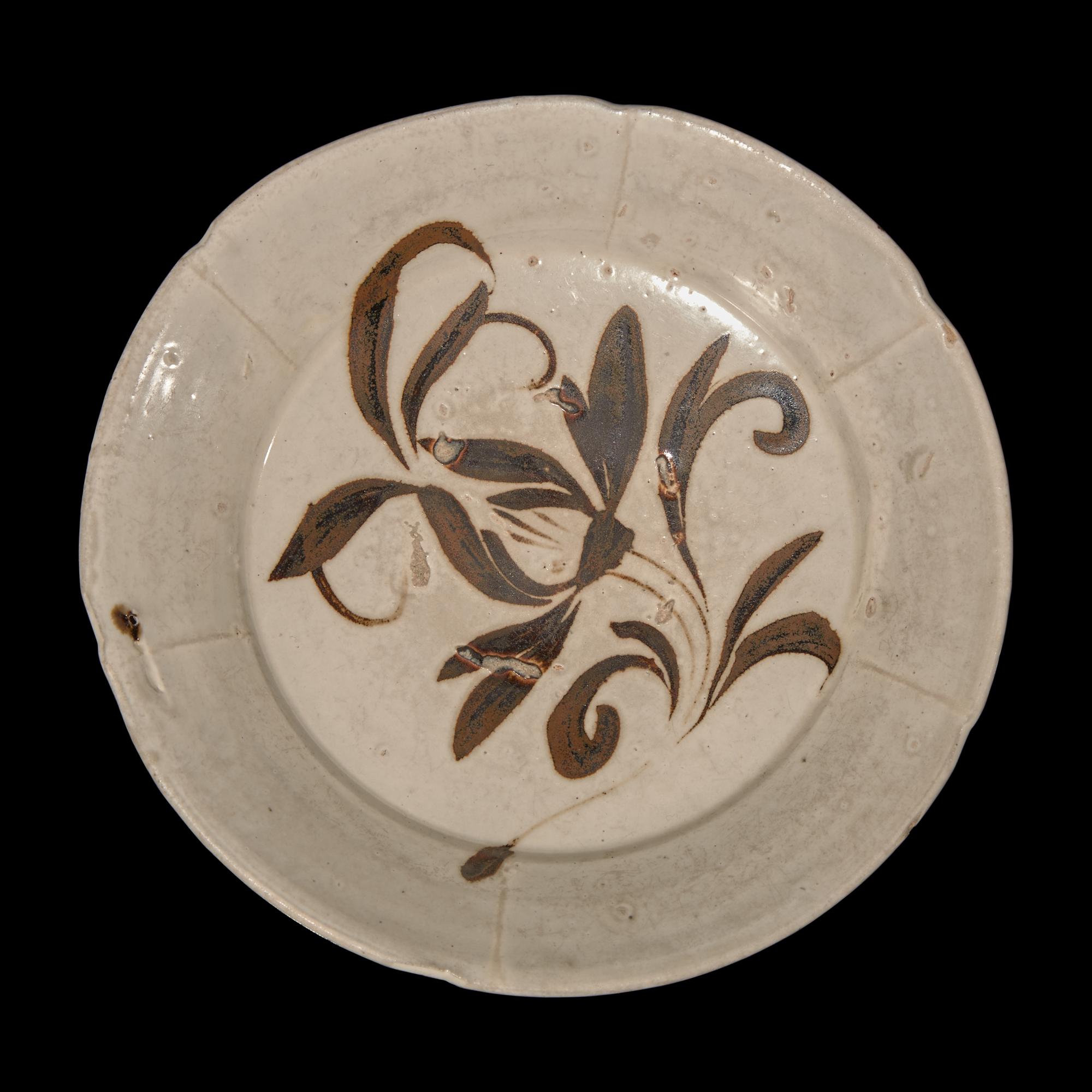 A Chinese Cizhou 'Floral' Dish, Jin/Yuan Dynasty 金或元 磁州窰白釉褐彩花卉碟