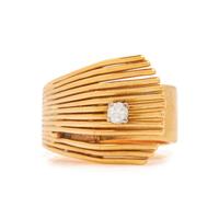 YELLOW GOLD AND DIAMOND RING
