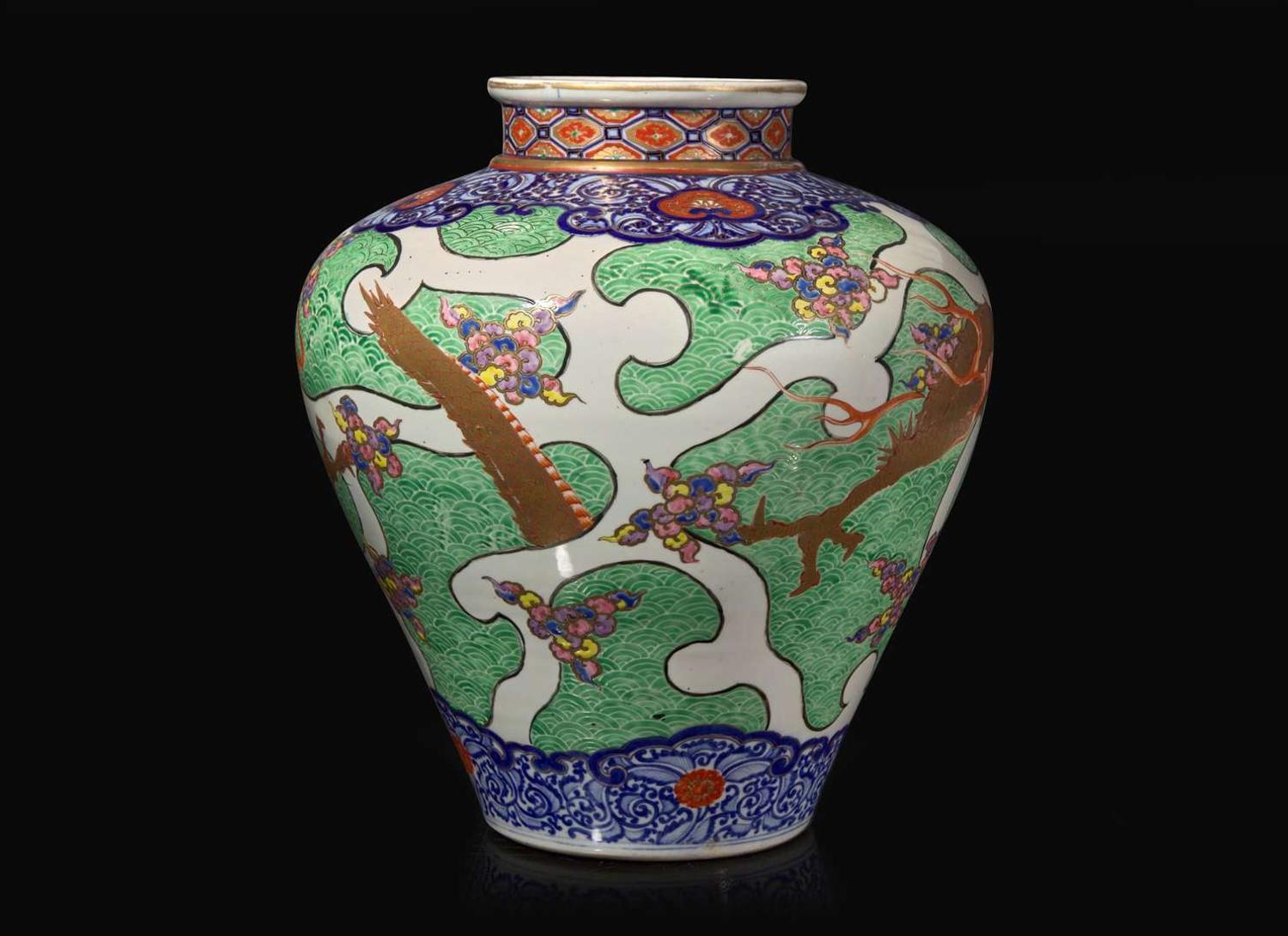 A large Japanese enameled porcelain "Dragon" vase, Meiji period 日本龍紋大罐 明治
