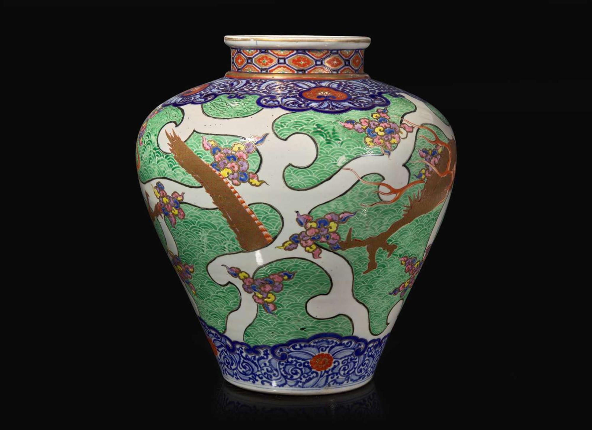 A large Japanese enameled porcelain "Dragon" vase, Meiji period 日本龍紋大罐 明治
