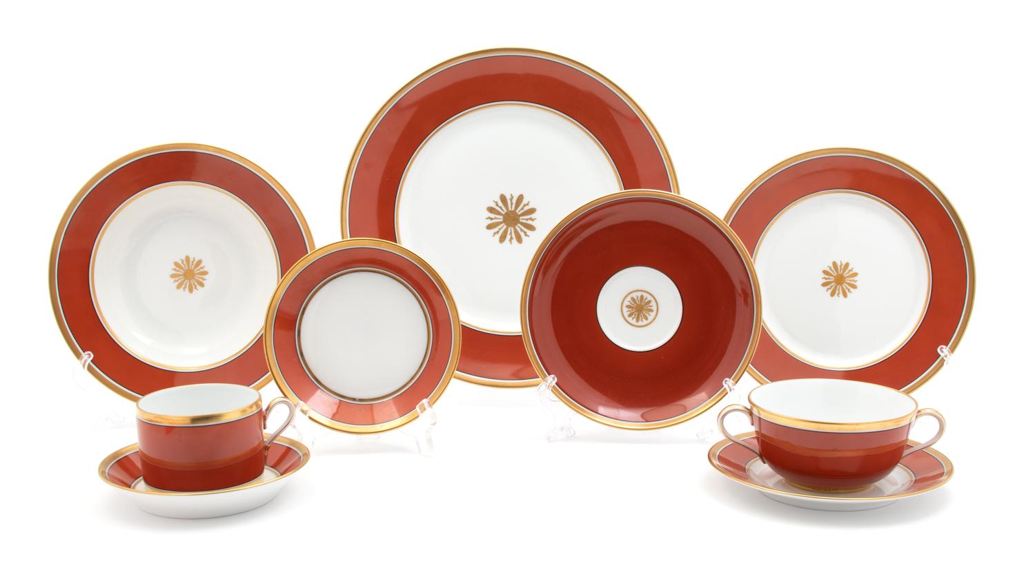A Richard Ginori Porcelain Partial Dinner Service Dinner plate diameter 10 3/4 inches. — 20TH CENTURY