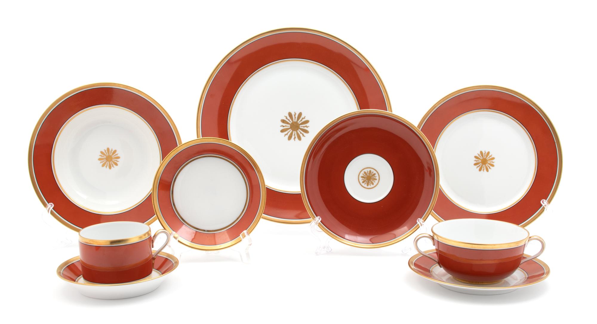 A Richard Ginori Porcelain Partial Dinner Service Dinner plate diameter 10 3/4 inches. — 20TH CENTURY