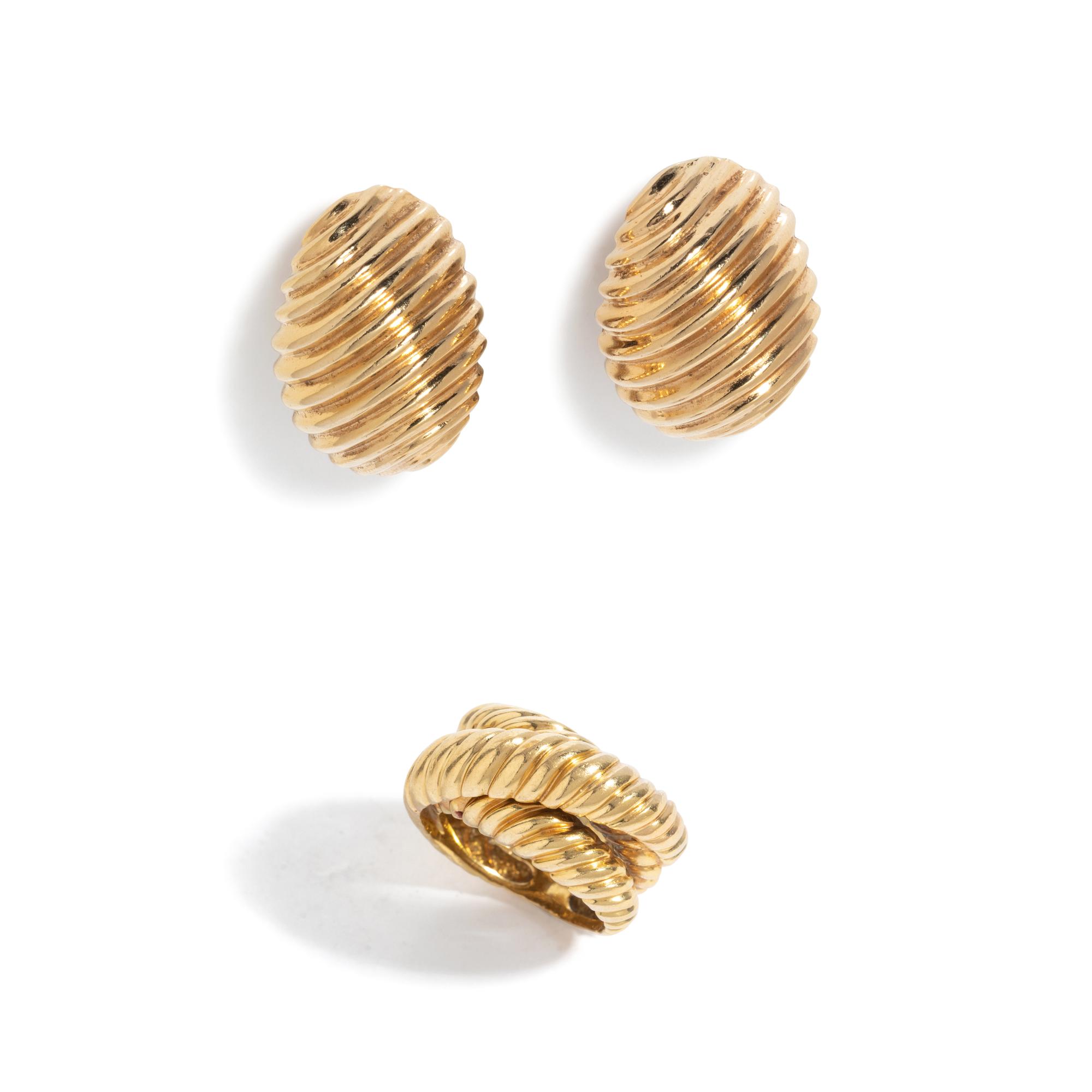 COLLECTION OF YELLOW GOLD JEWELRY