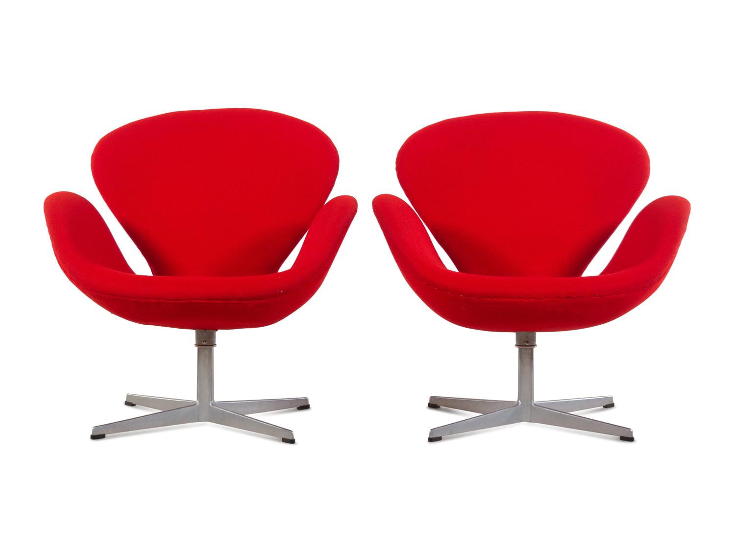 Pair of Swan Chairs, model 3320, c. 1974 Fritz Hansen, Denmark