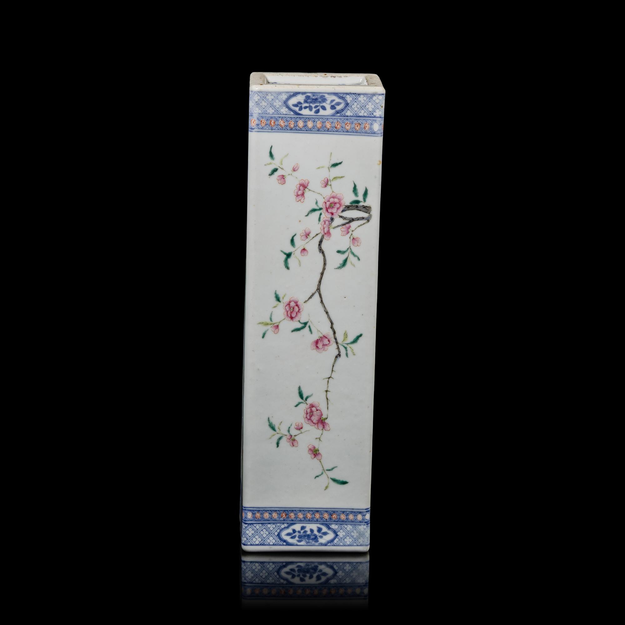 A Chinese Famille Rose and Underglazed Blue Porcelain 'Birds and Flowers' Pillow, Late 19th-20th Century — 晚清-民國 粉彩花鳥圖瓷枕