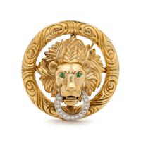 LA TRIOMPHE, YELLOW GOLD, DIAMOND AND EMERALD LION DOORKNOCKER PENDANT/BROOCH