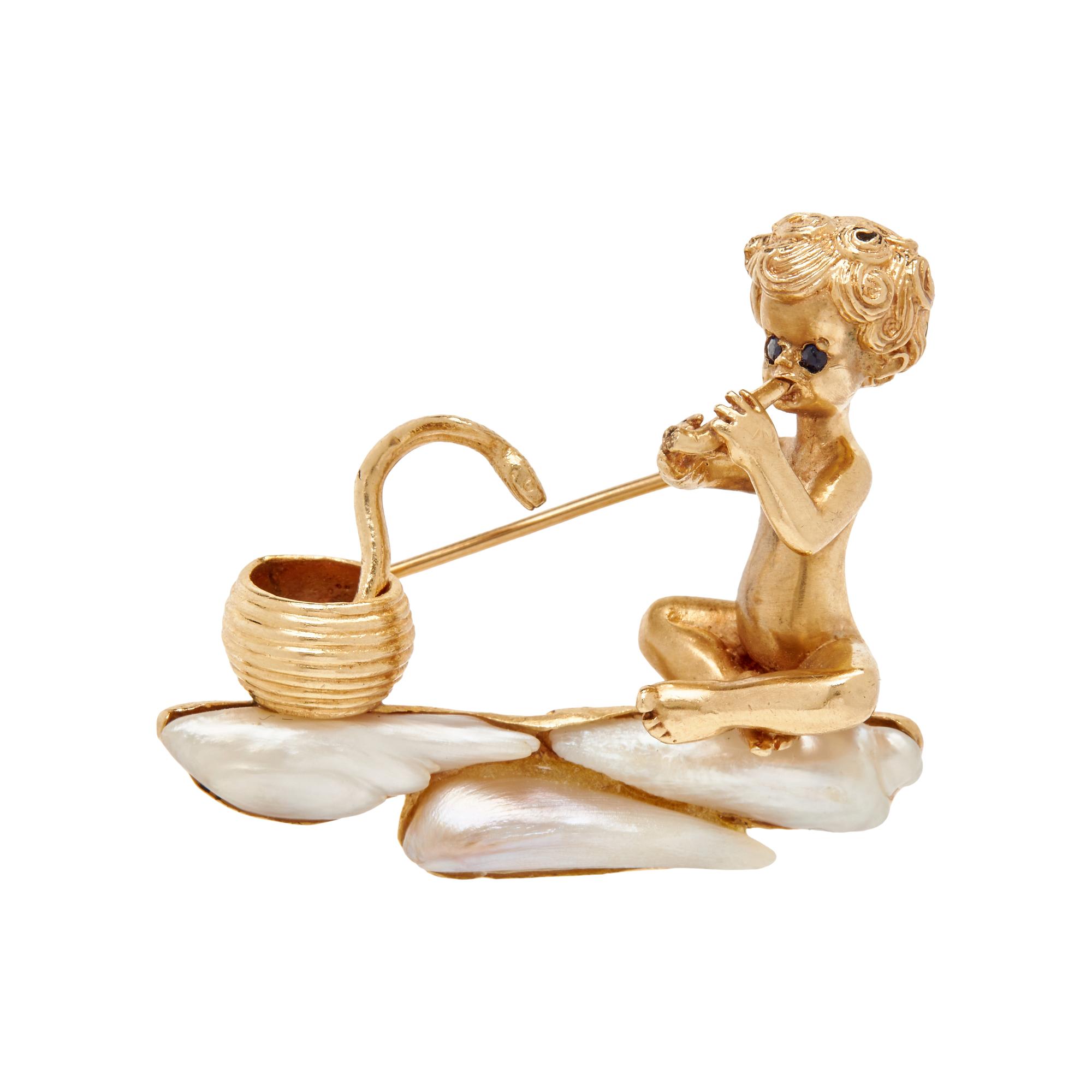 YELLOW GOLD AND CULTURED FRESHWATER PEARL BROOCH