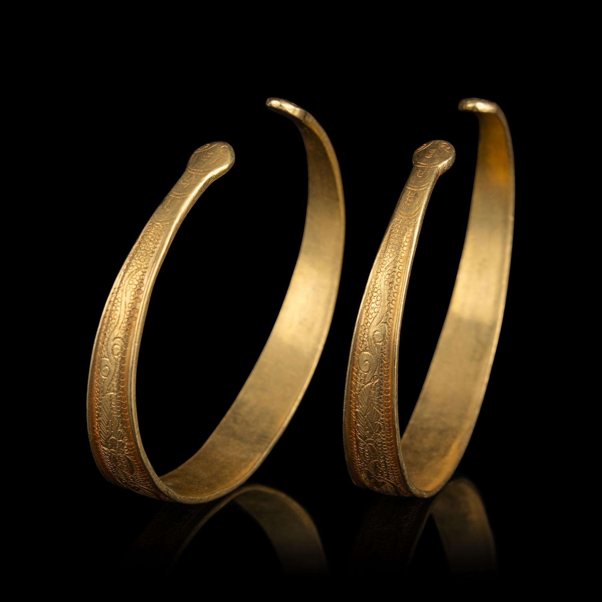 A Pair of Chinese Gold Bracelets, Qianzhuo, Liao Dynasty 遼 蛇首魚子地鏨花卉紋金鉗鐲一對