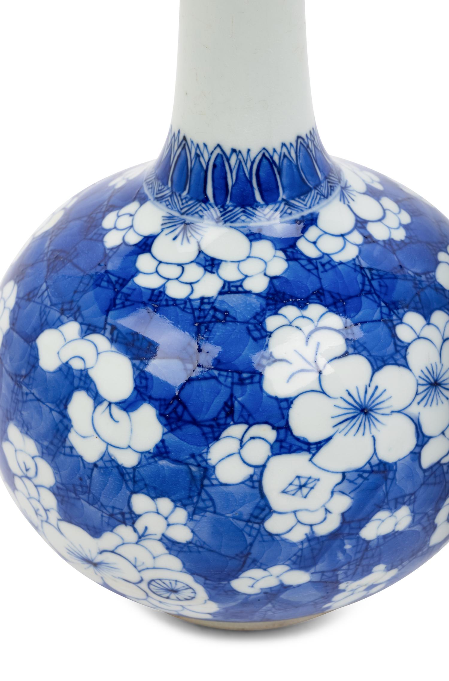 A Blue and White Porcelain Hawthorne Pattern Bottle Vase